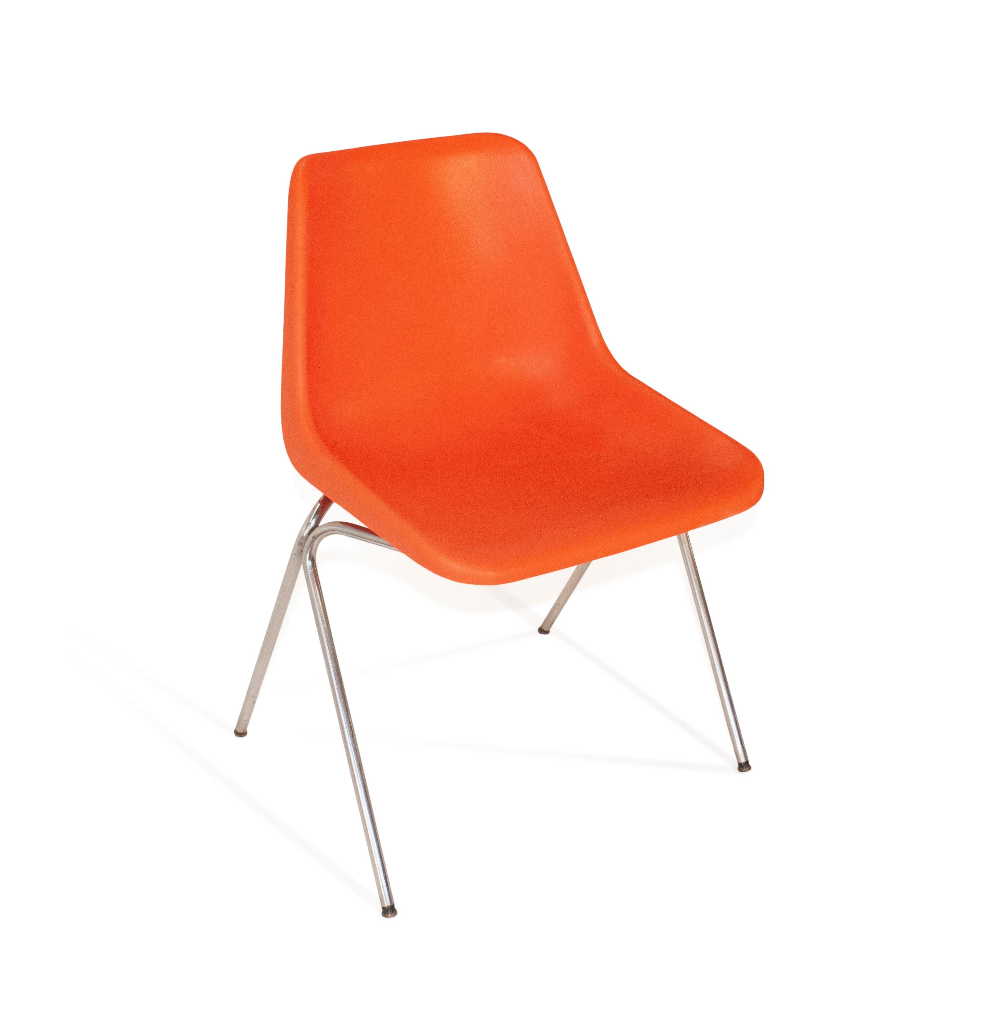 Robin Day was undoubtedly one of the most influential British furniture designers of the 20th century. He is of course best remembered for his polypropylene stacking chairs, since the introduction of the poly side chair in 1963, but Robin Day´s 