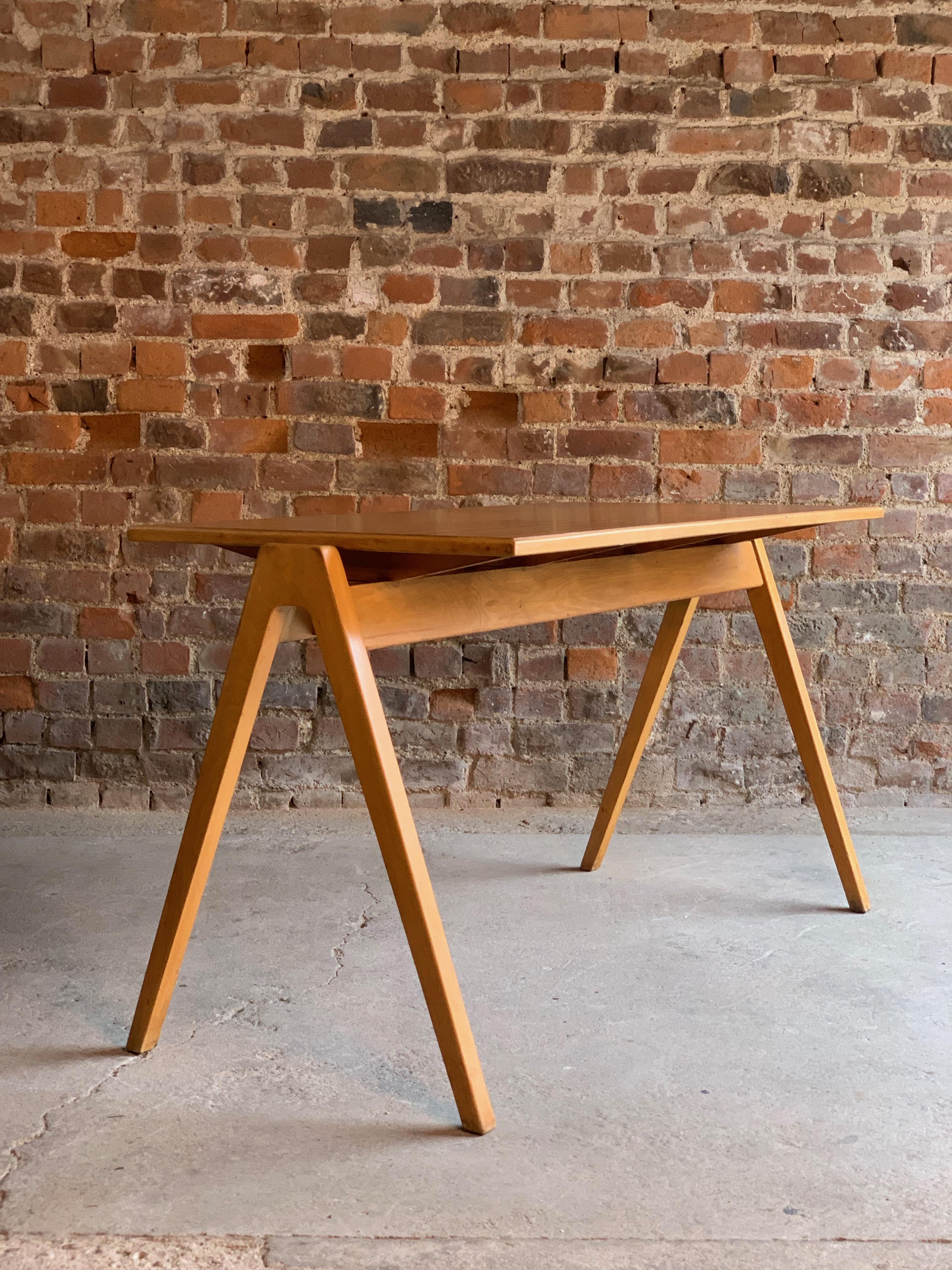 Robin Day Hillestak Dining Table & Chairs by Hille Midcentury Design, circa 1950 In Good Condition In Longdon, Tewkesbury