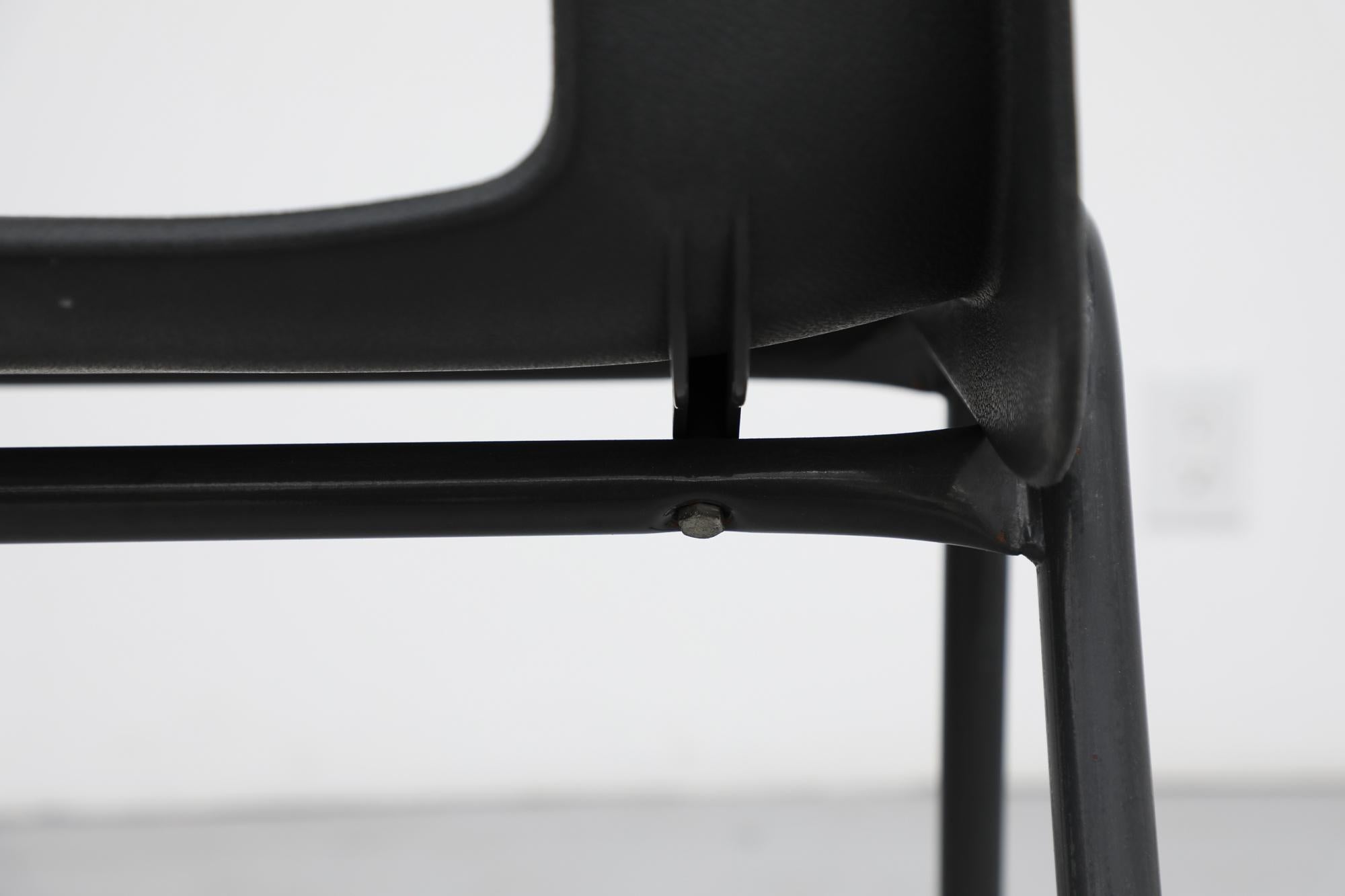 Poltrone impilabili in plastica grigio scuro ispirate a Robin Day con gambe in metallo grigio in vendita 3
