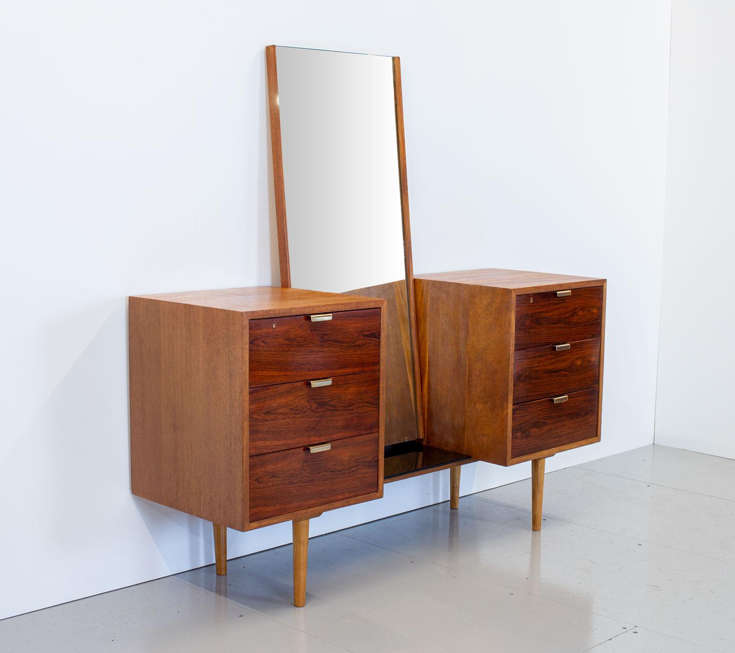 A rare Interplan dressing table designed by iconic British designer Robin Day for Hille in 1954. It has a mahogany frame, rosewood drawers with brass handles, turned beech legs and a full length mirror with black Vitrolite glass shelf below.
