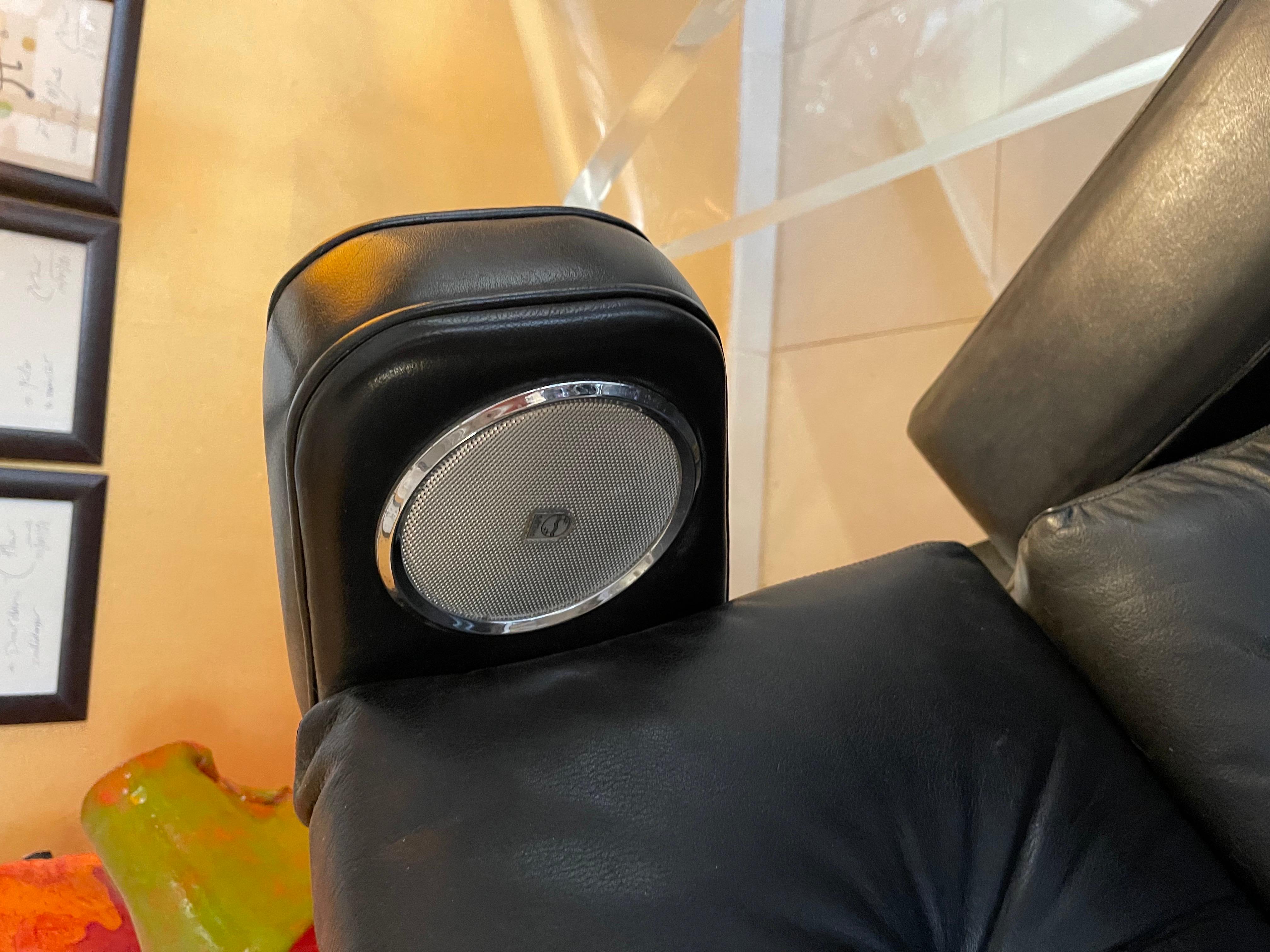 Robin Day James Bond movies leather Prototype with WORKING Audio system , 1960s In Good Condition For Sale In La xara, VC