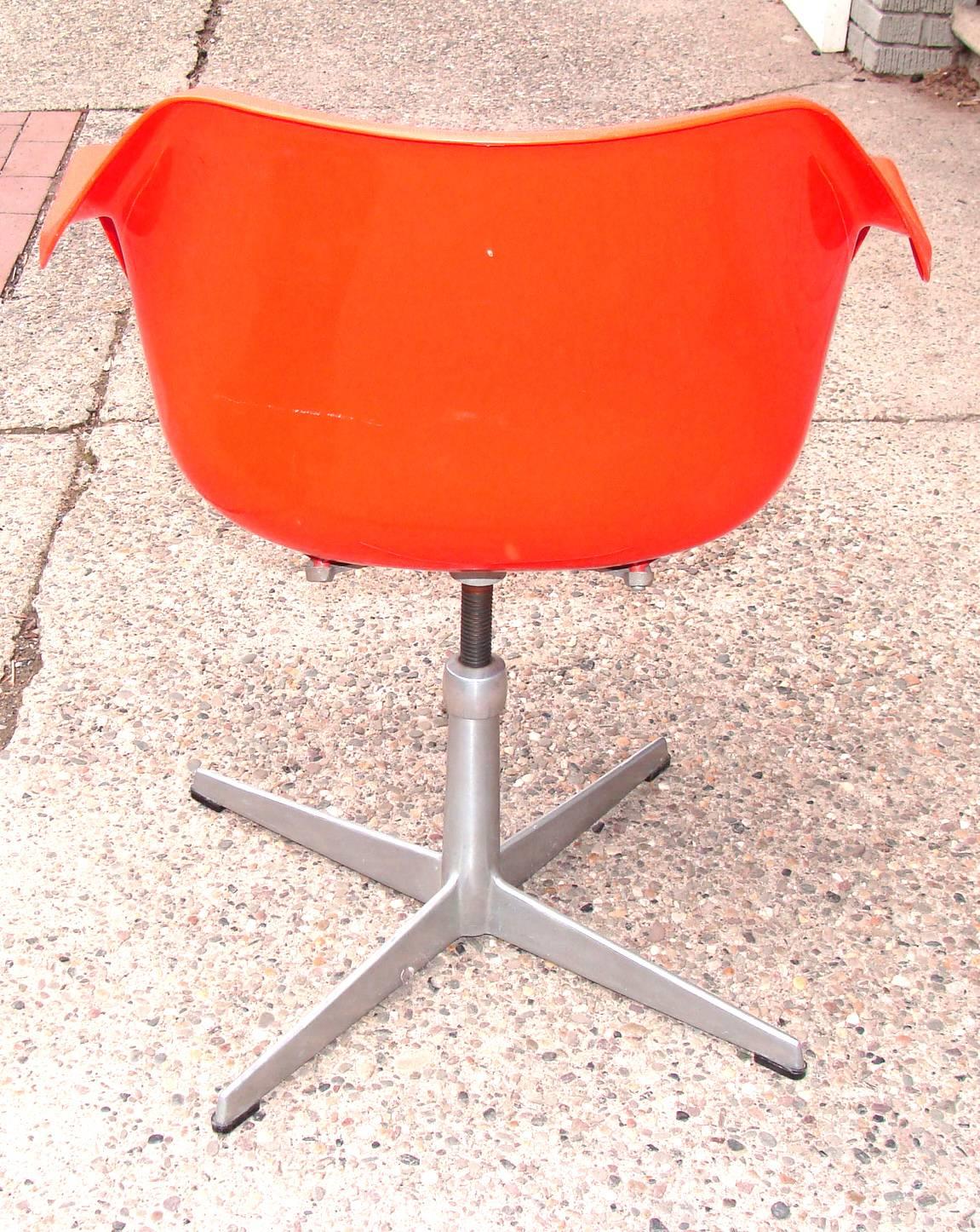 Hard - to - find swivel armchair designed by Robin Day, circa 1967. This is part of the 