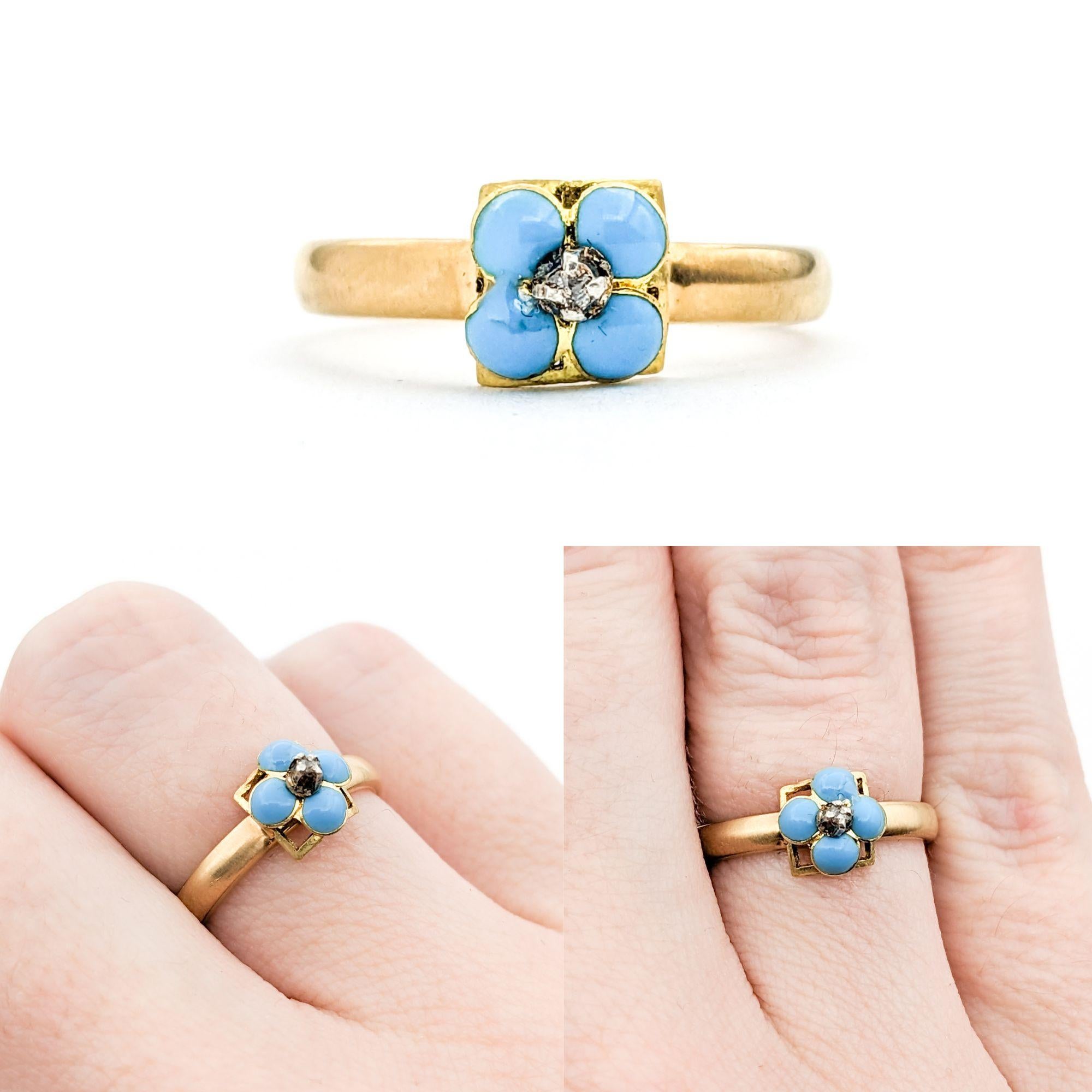 Antiker Vergissmeinnicht-Emaille & Diamant-Ring in Gelbgold

Wir stellen Ihnen diesen wunderschönen, antiken, sentimentalen Ring vor, der meisterhaft aus 18 Karat Gelbgold gefertigt ist. Der Mittelpunkt dieses besonderen Stücks ist eine blau