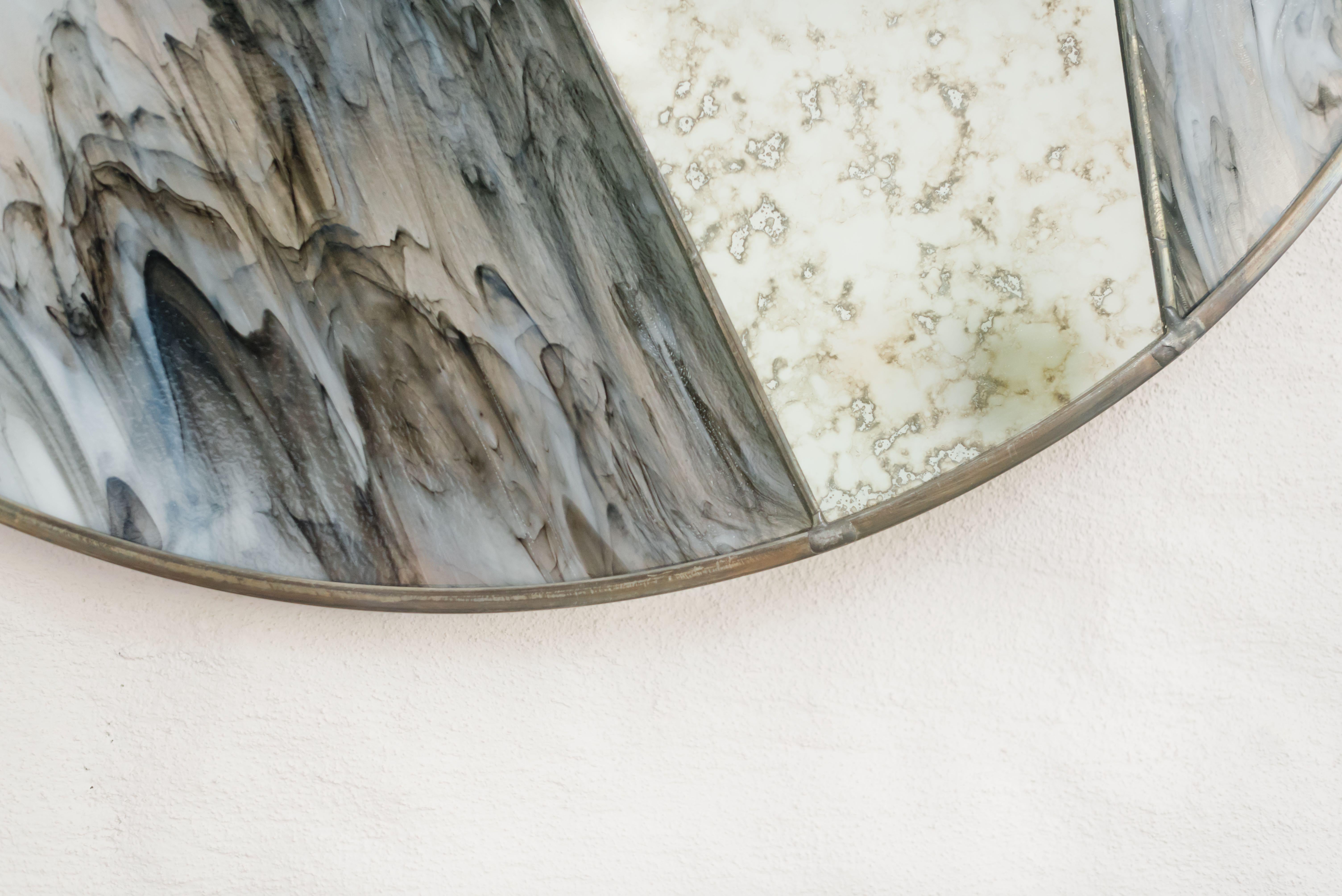 Robin Mirror, Glasmalerei mit antikem Spiegel von Dean & Dahl (Moderne)