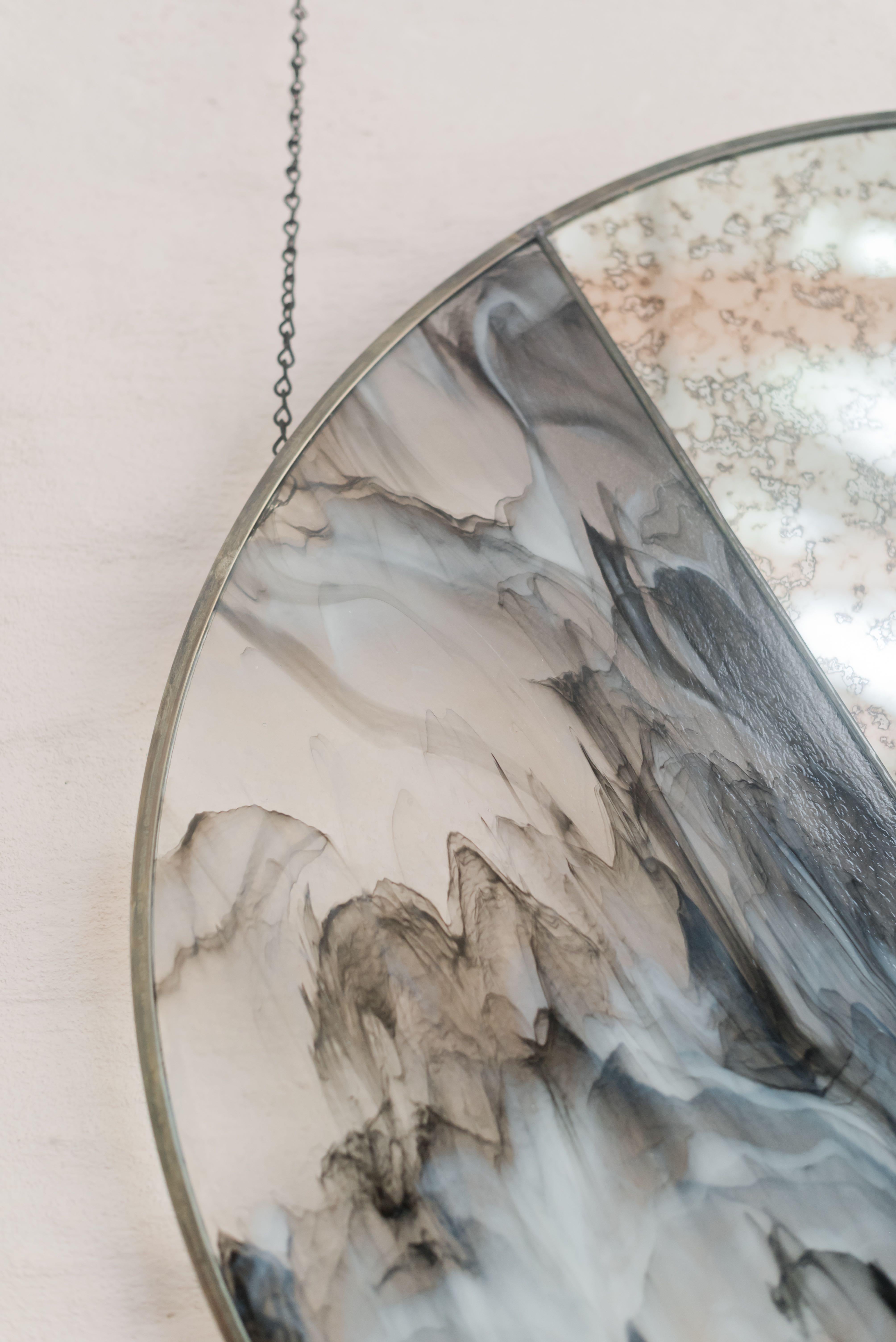 Robin Mirror, Glasmalerei mit antikem Spiegel von Dean & Dahl (amerikanisch)