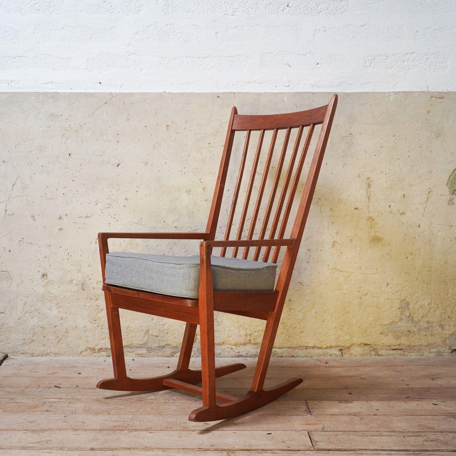 Tissu Robin Nance fauteuil à bascule en teck mi-siècle, années 1960 en vente