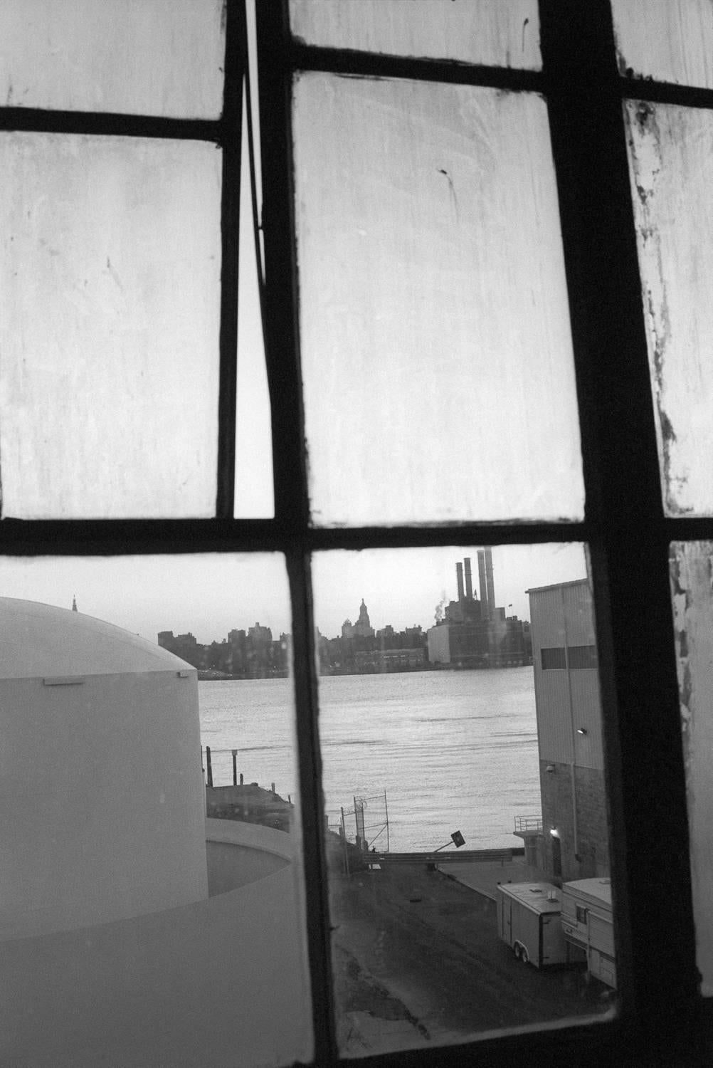 Robin Rice Black and White Photograph – Das Studio von Williamsburg, Brooklyn 2002 