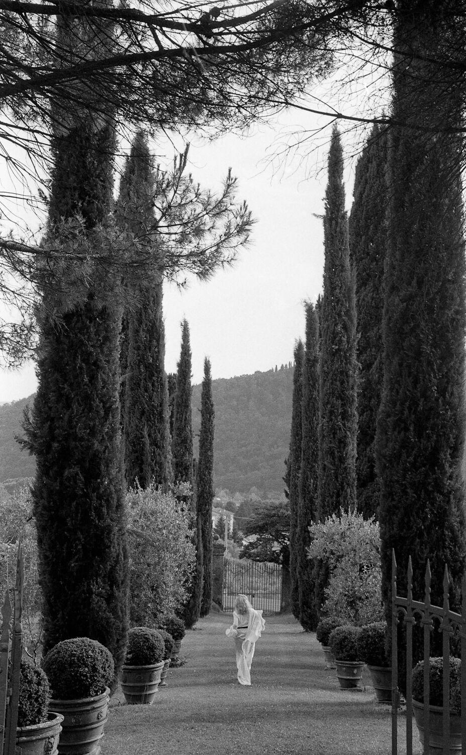 Robin Rice Black and White Photograph – Maureen, Villa Boccella, Lucca, Italien, 2014