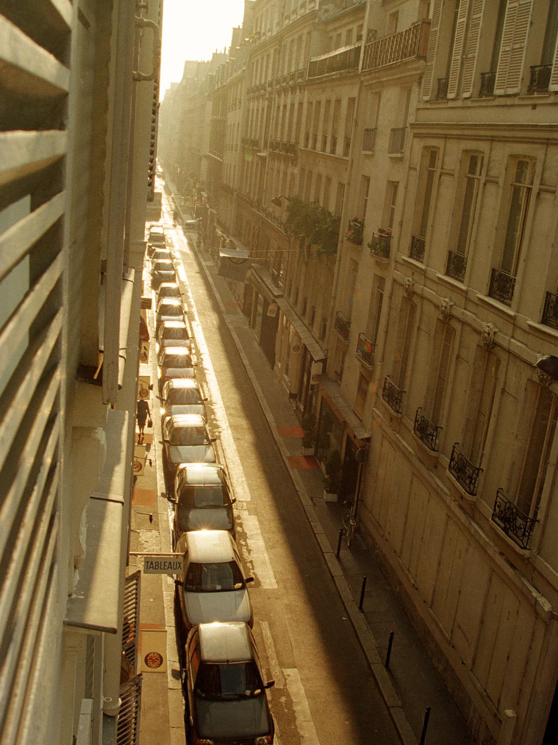 Rue De Verneuil, Frau mit Handtasche, Paris, Frankreich, 1997