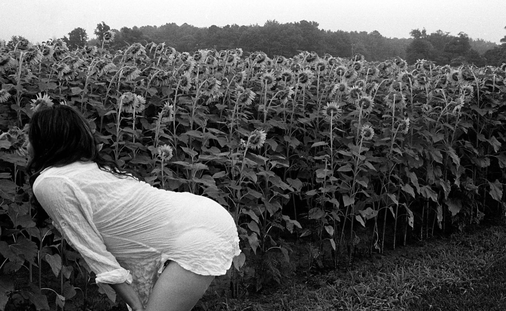 Robin Rice Black and White Photograph – Shira, Smelling Flowers, Huntingfield Creek Inn, Rock Hall, MD. 2013