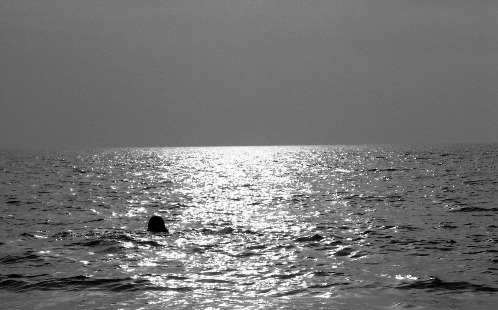 Robin Rice Black and White Photograph – Woman Swimming, Cala Violina, Grosseto, Italien, 2002