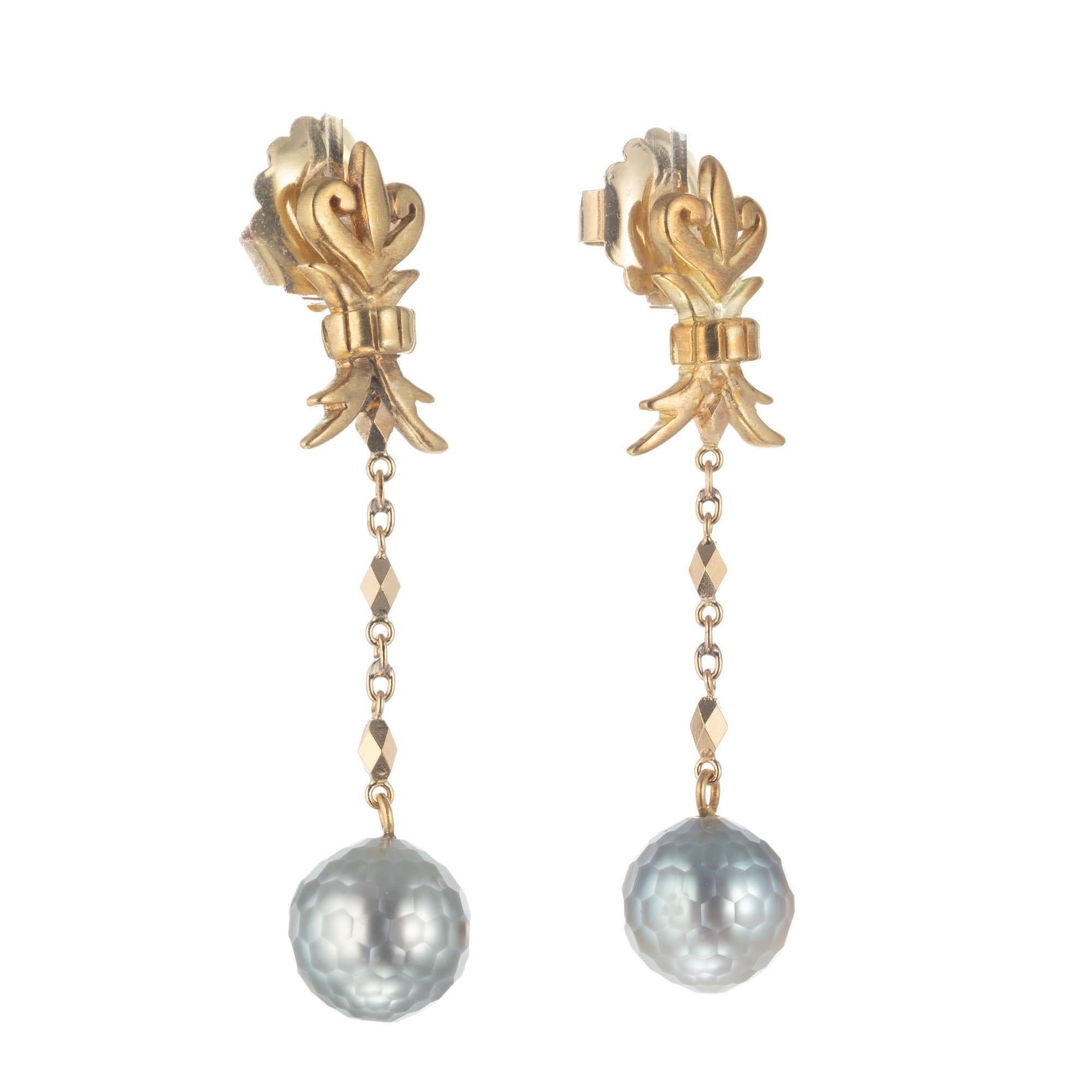 Robin Rotenier 18k yellow gold Pearl dangle drop earrings. 2 round grey 9mm pearls. 

2 round grey pearls 9mm
18k yellow gold
Length: 43.75mm or 1.72 inches
Weight: 7 grams