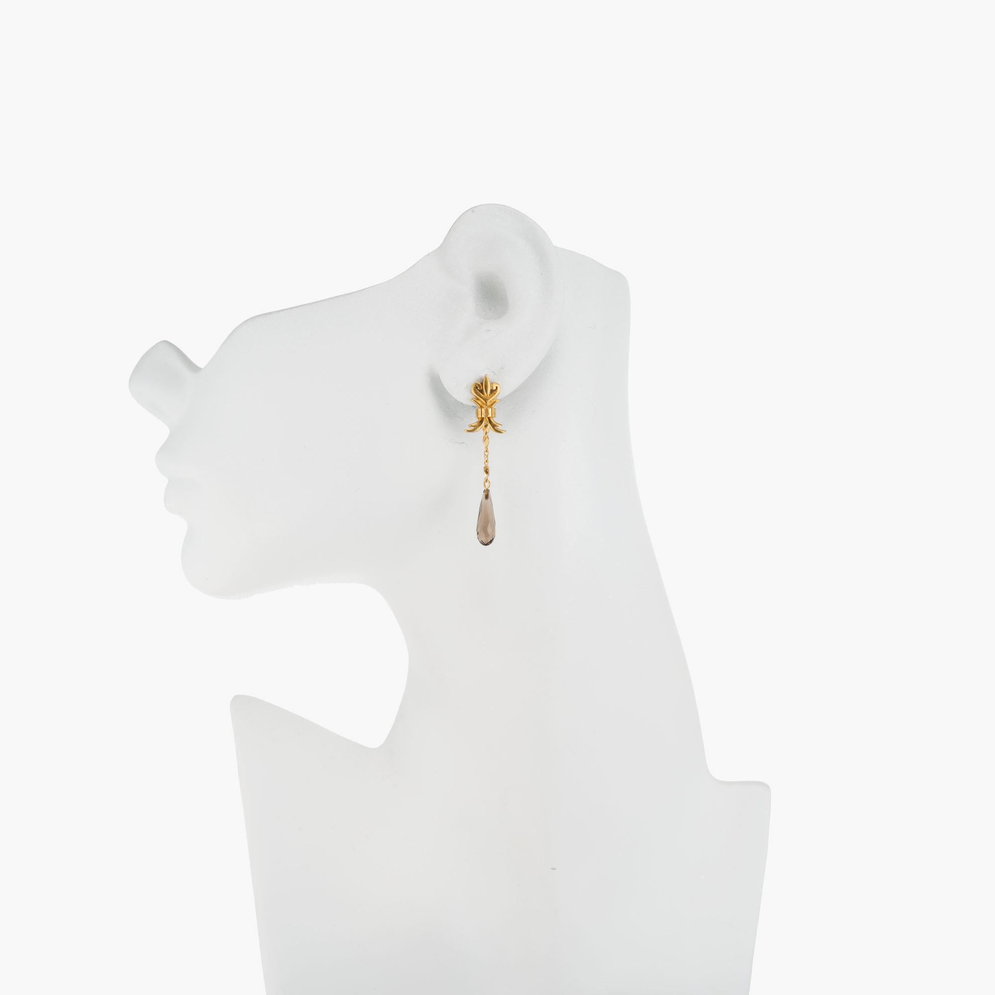 Robin Rotenier smoky quartz tear drop dangle earrings in 18k yellow gold.

2 briolette light dark brown smoky quartz approx. total weight: 3.5cts
18k yellow gold 
Stamped: 18k 750
Hallmark: RR
6.2 grams
Top to bottom: 48.3mm or 1 7/8 Inch
Width: