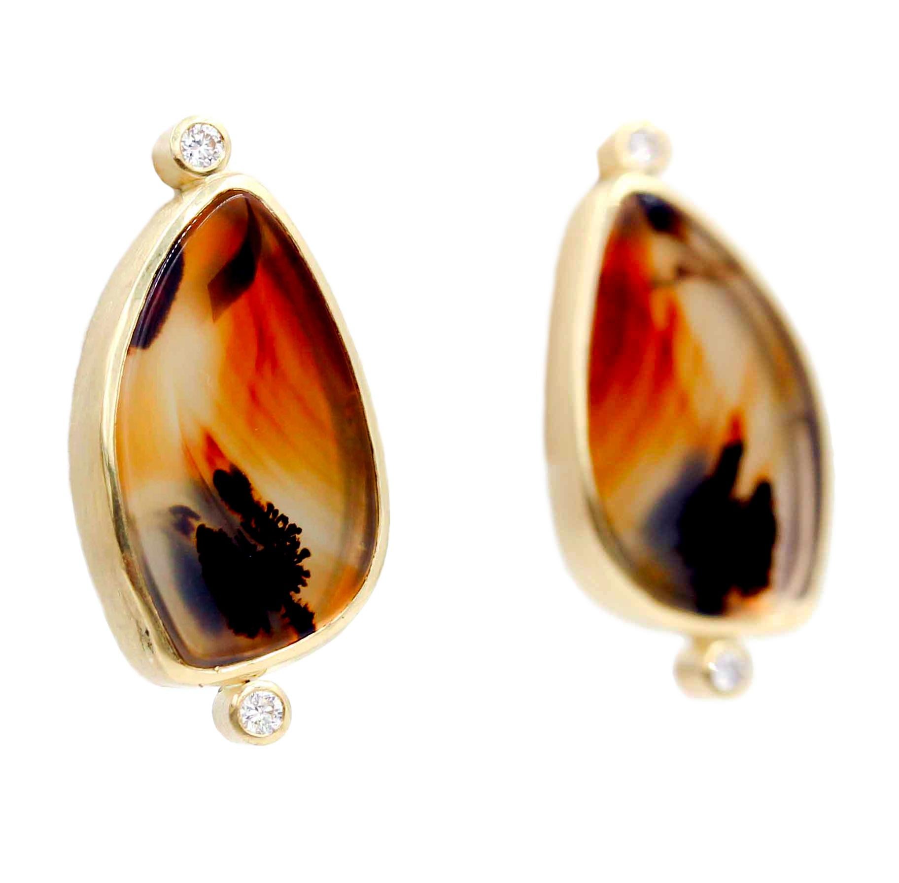 Robin Waynee
18k Gold Agate and Diamond Stud Earrings

The diamond and agate earrings feature bezel set agates and diamonds. 

Robin Waynee has an innovative approach to jewelry—handcrafting precious stones and metals into reversible, rolling pieces