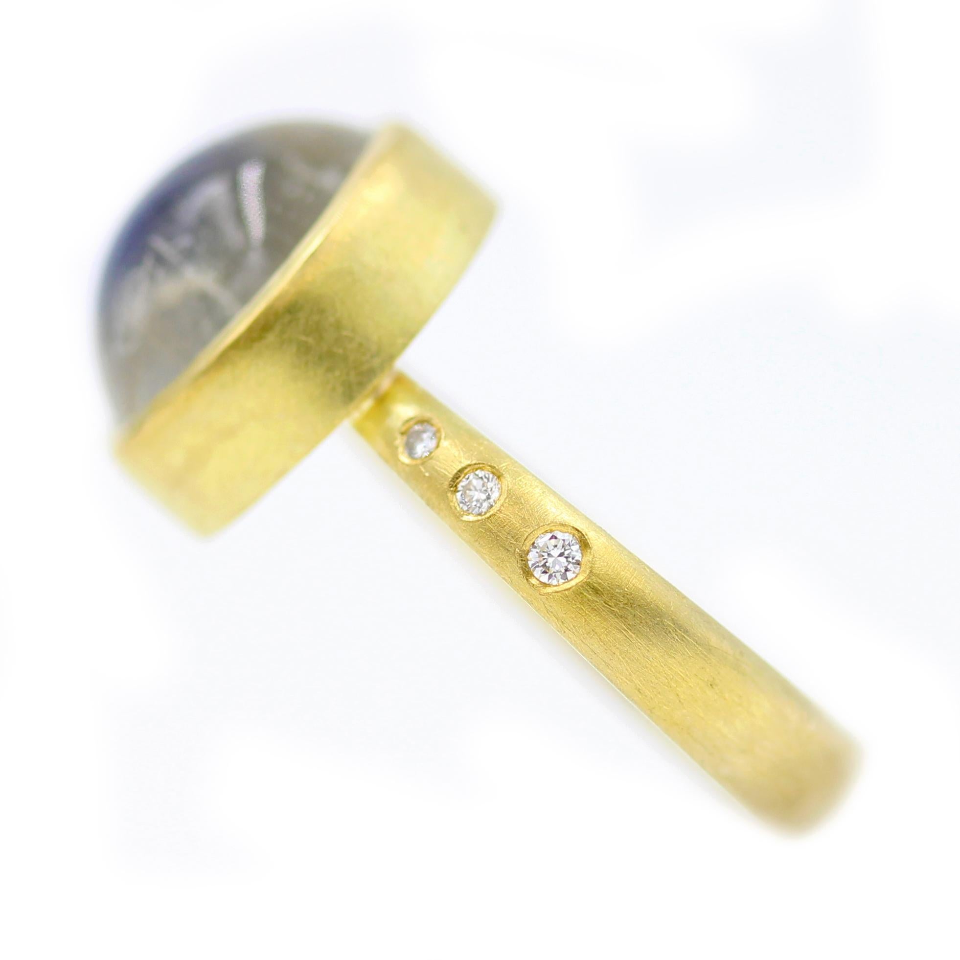 Robin Waynee 18 Karat Gold, Moonstone, VS1 Diamond Ring In New Condition For Sale In Santa Fe, NM