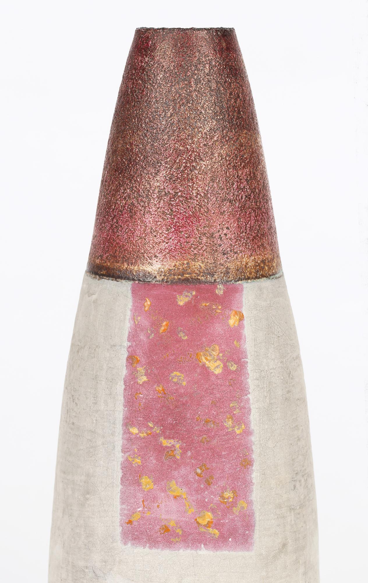 20ième siècle Vase cylindrique à panneau gradué en grès vernissé de l'atelier de poterie de Robin Welch en vente