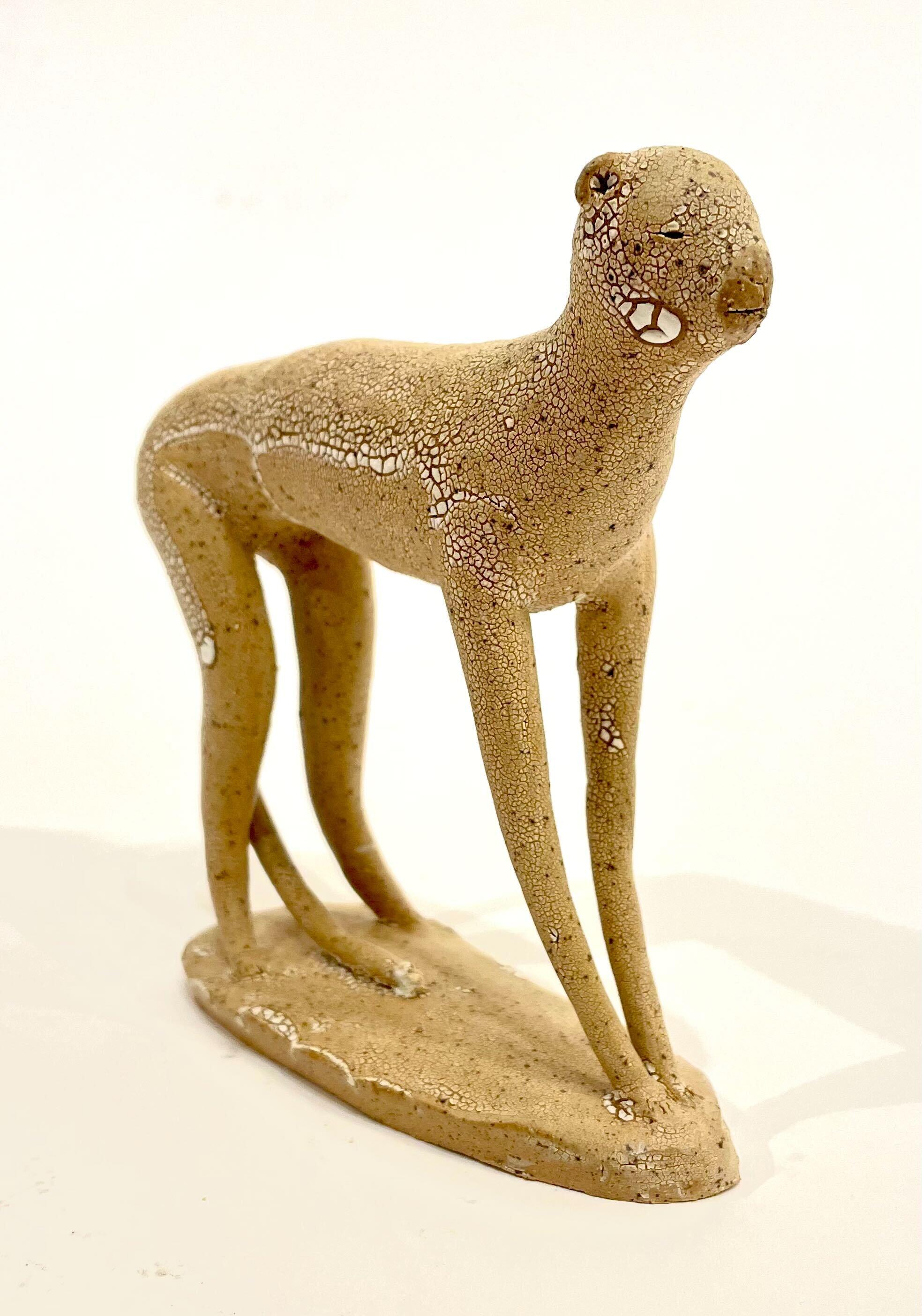 Schlangenschwanz Katze - Tan – Sculpture von Robin Whiteman