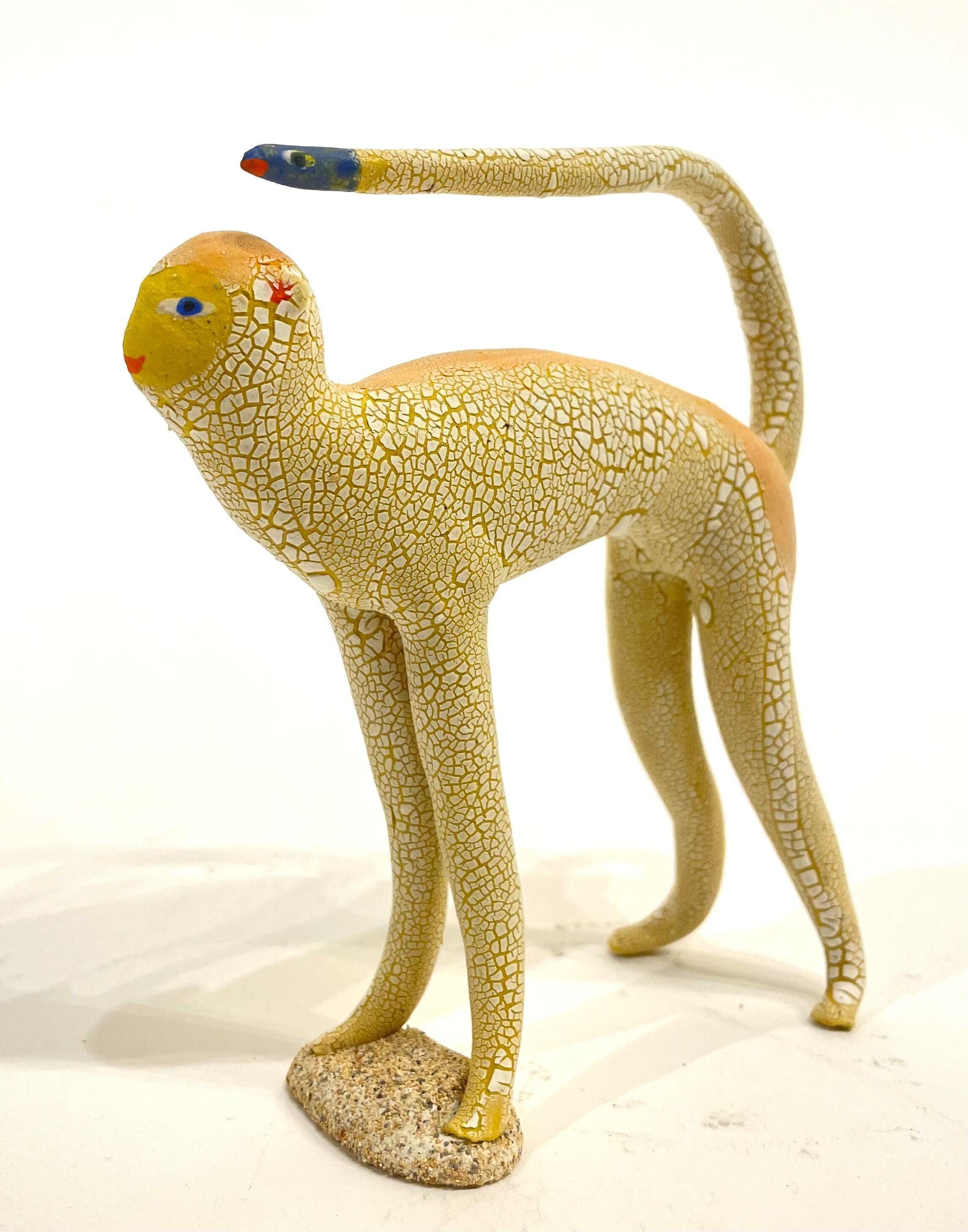 Schlangenschwanz-Katze - Gelb – Sculpture von Robin Whiteman