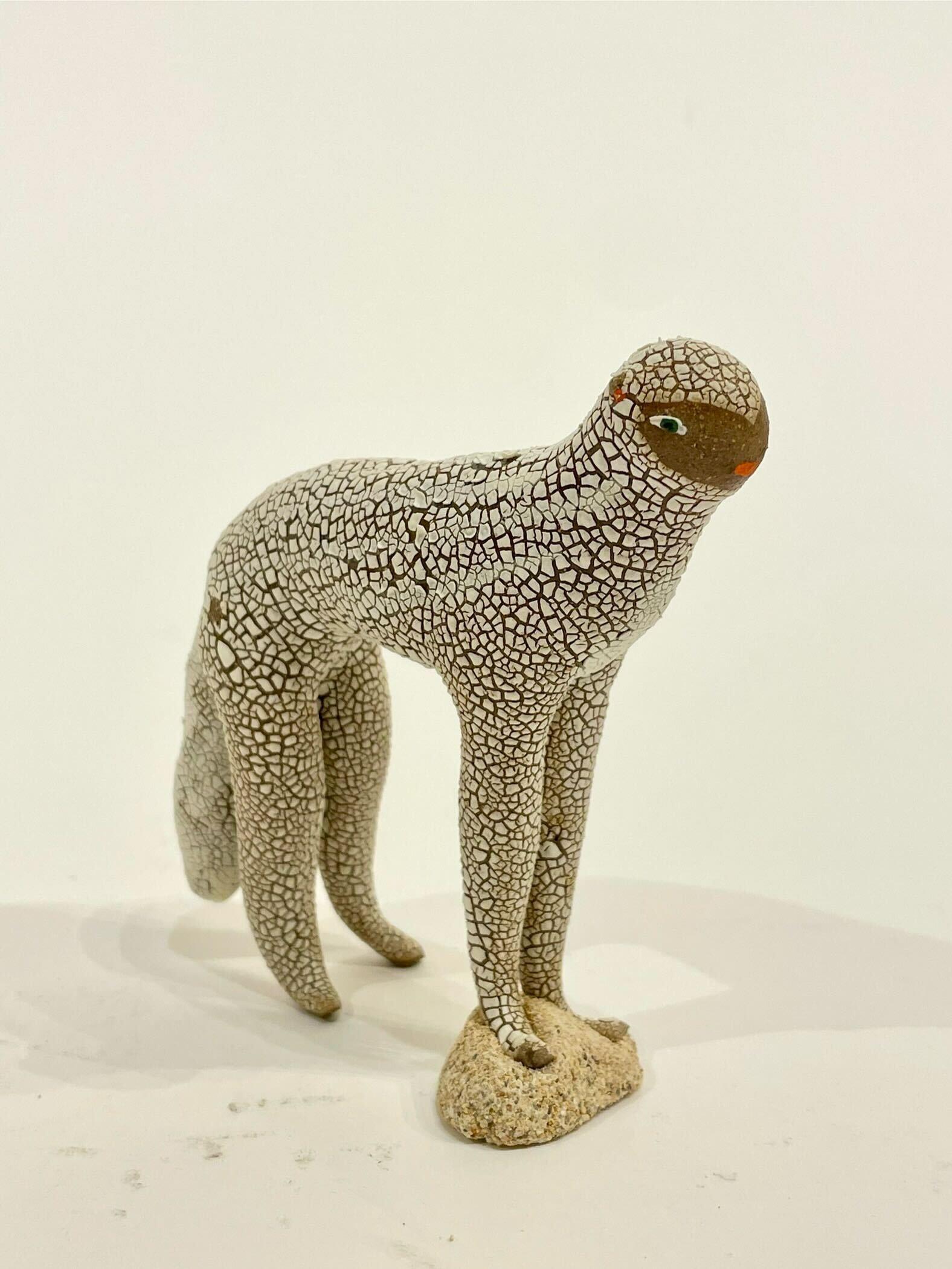 Weißer Hund – Sculpture von Robin Whiteman