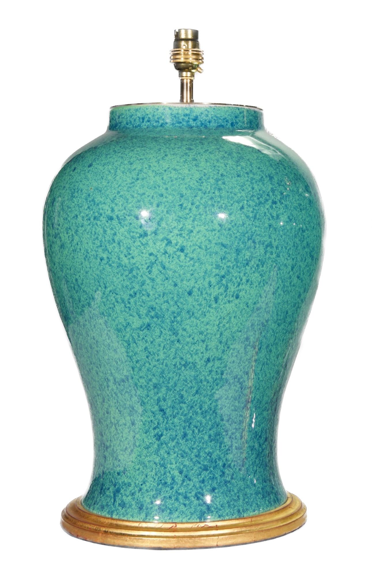 Un beau vase temple français, décoré d'une merveilleuse glaçure bleue œuf de merle mouchetée, maintenant monté comme une lampe avec une base dorée à la main.

Hauteur du vase : 15 1/4 in (39 cm) y compris la base en bois doré, à l'exclusion des
