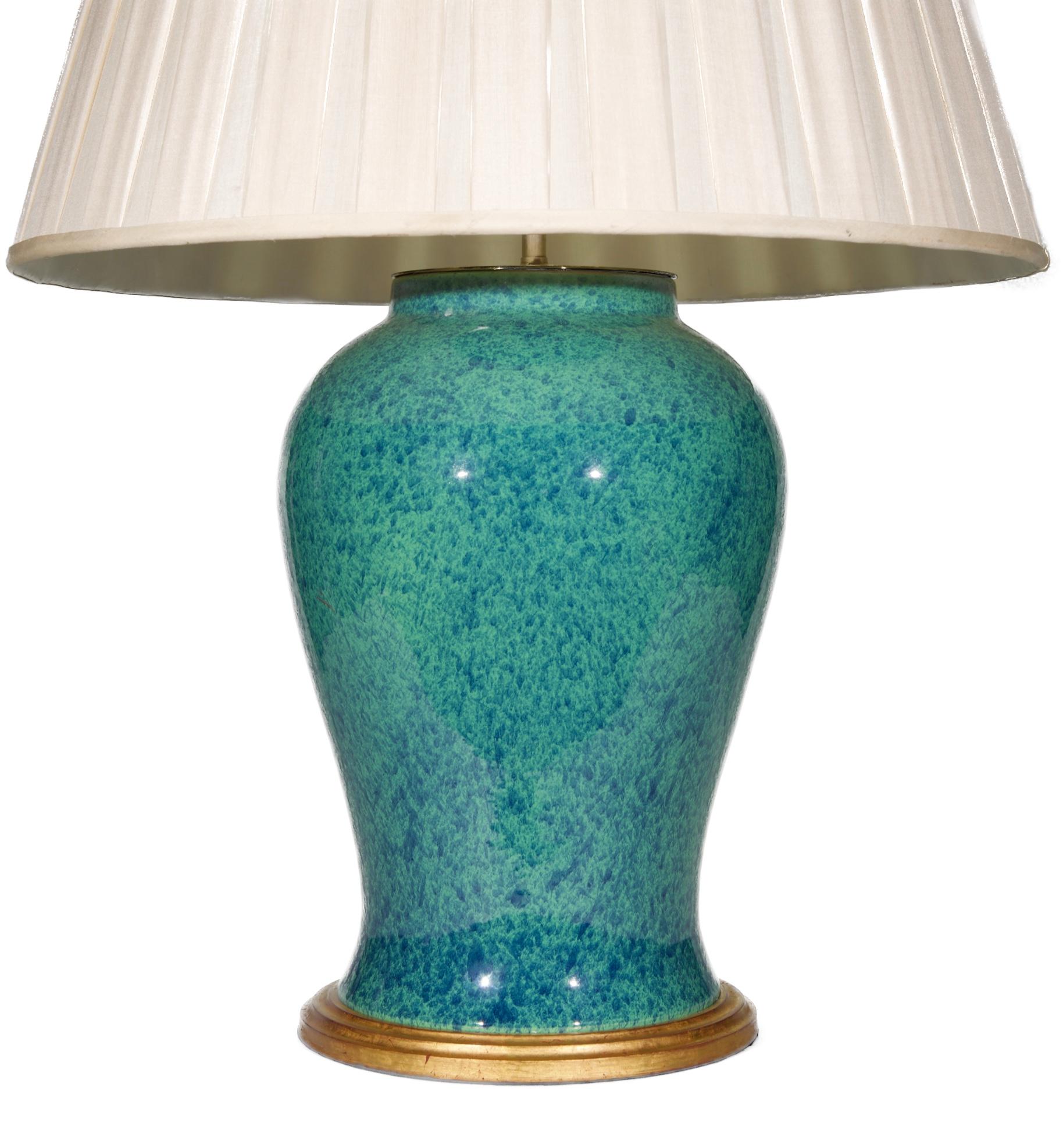 Français Lampe de table en porcelaine française du 20e siècle, bleu œuf de merle en vente