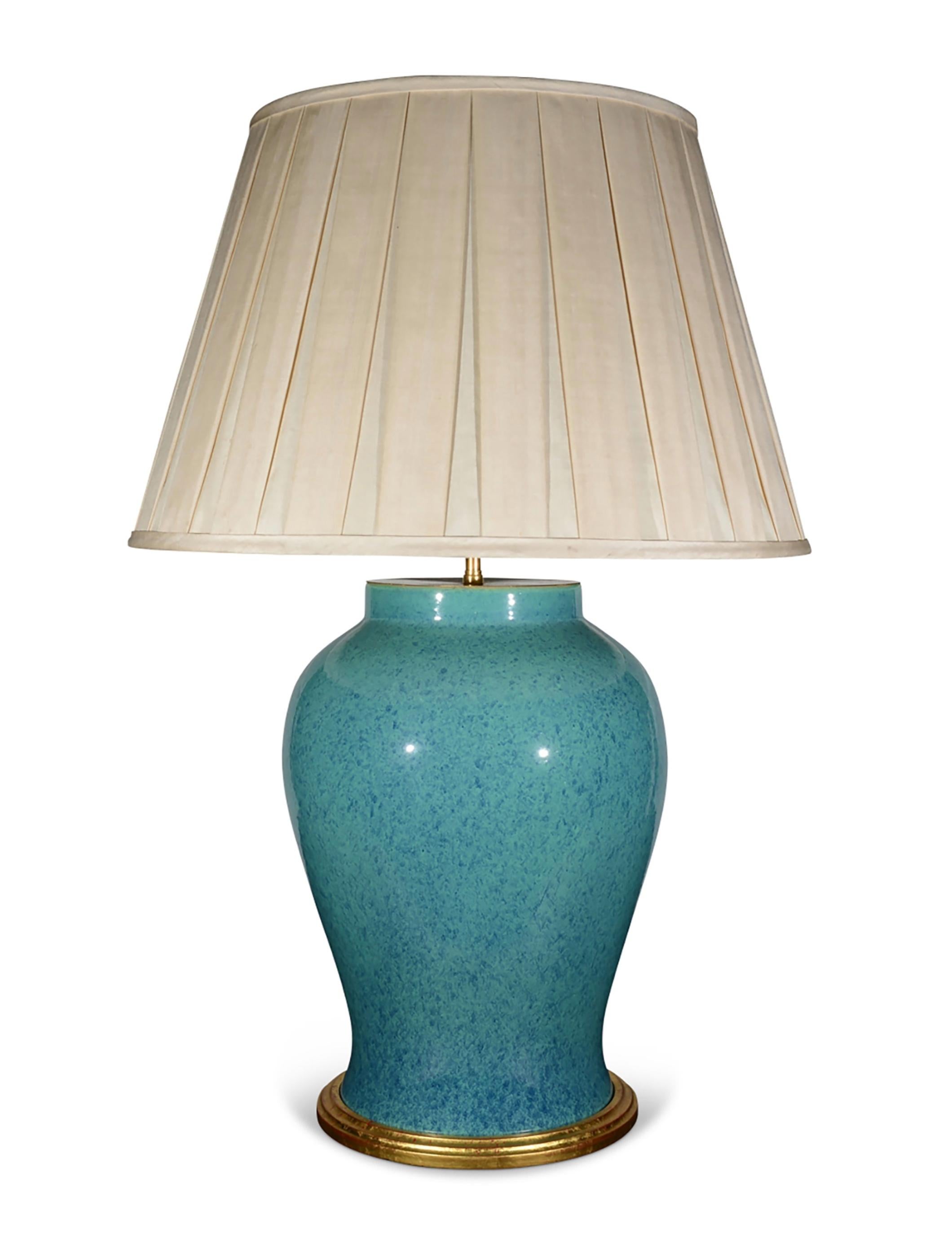 Vernissé Lampe de table en porcelaine française du 20e siècle, bleu œuf de merle en vente