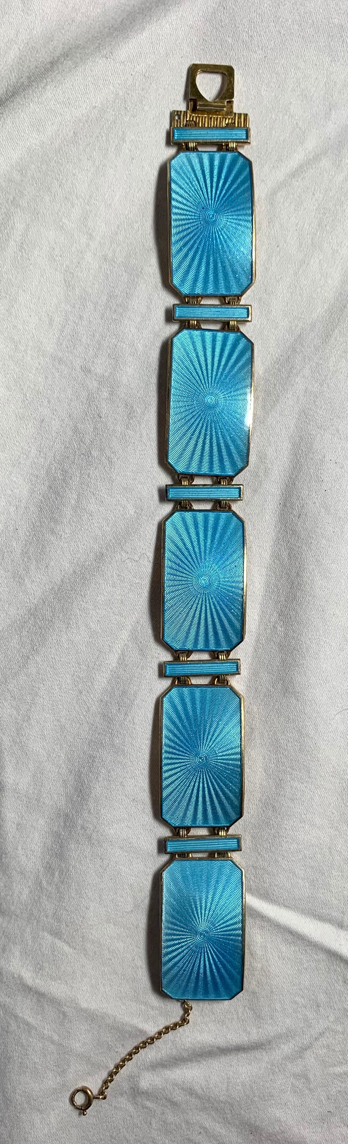 Un exquis bracelet en émail guilloché bleu œuf de mer de la période Mid-Century Modern Eames Era par l'orfèvre norvégien estimé Albert Scharning dans un incroyable design en émail bleu.  Ce bracelet est l'un des plus beaux bijoux en émail scandinave