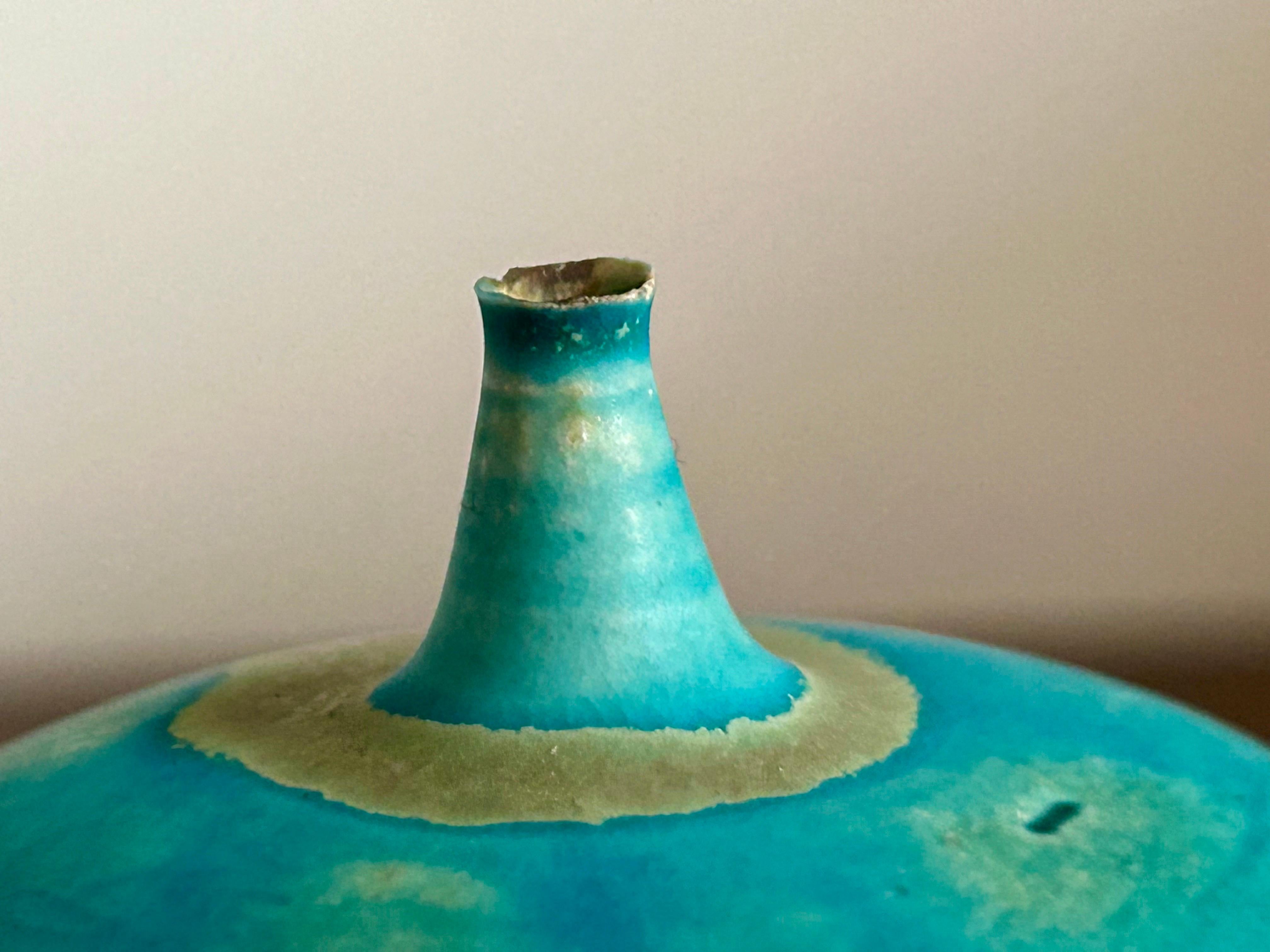 Americano Vaso di erbacce blu Robins Egg Vase Rose Cabat in vendita