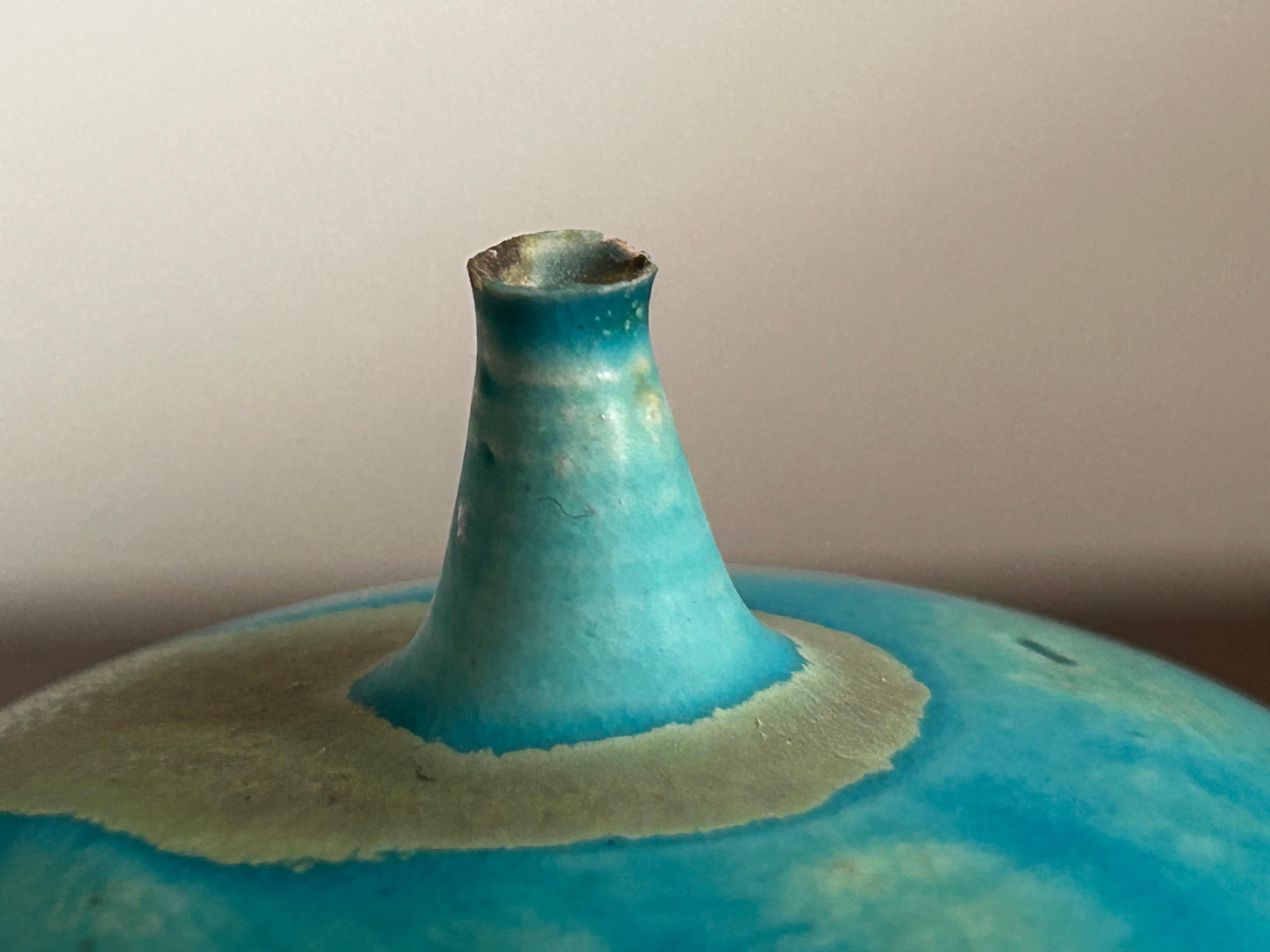 Cotto in fornace Vaso di erbacce blu Robins Egg Vase Rose Cabat in vendita
