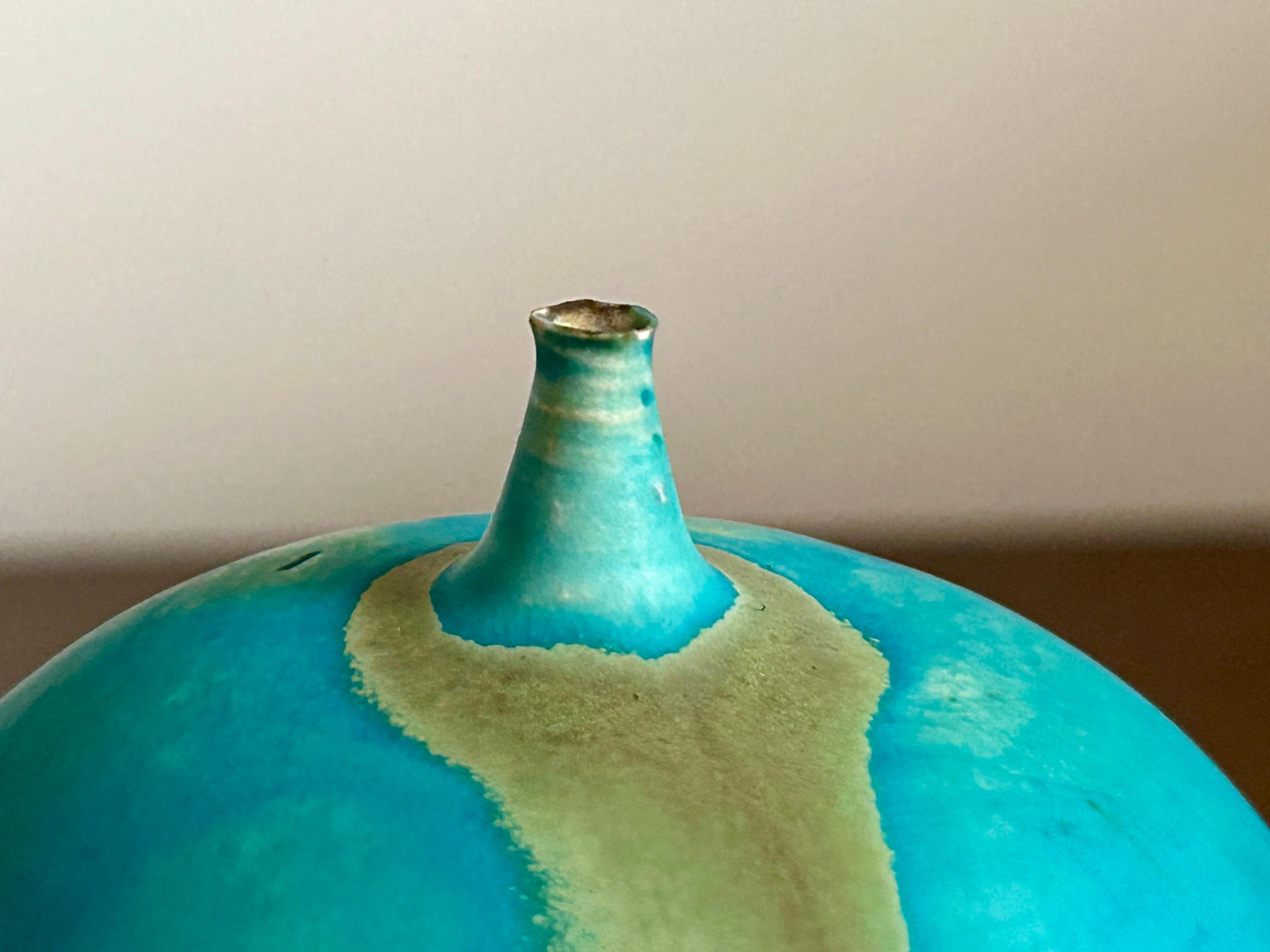 Vaso di erbacce blu Robins Egg Vase Rose Cabat In condizioni ottime in vendita a Los Angeles, CA