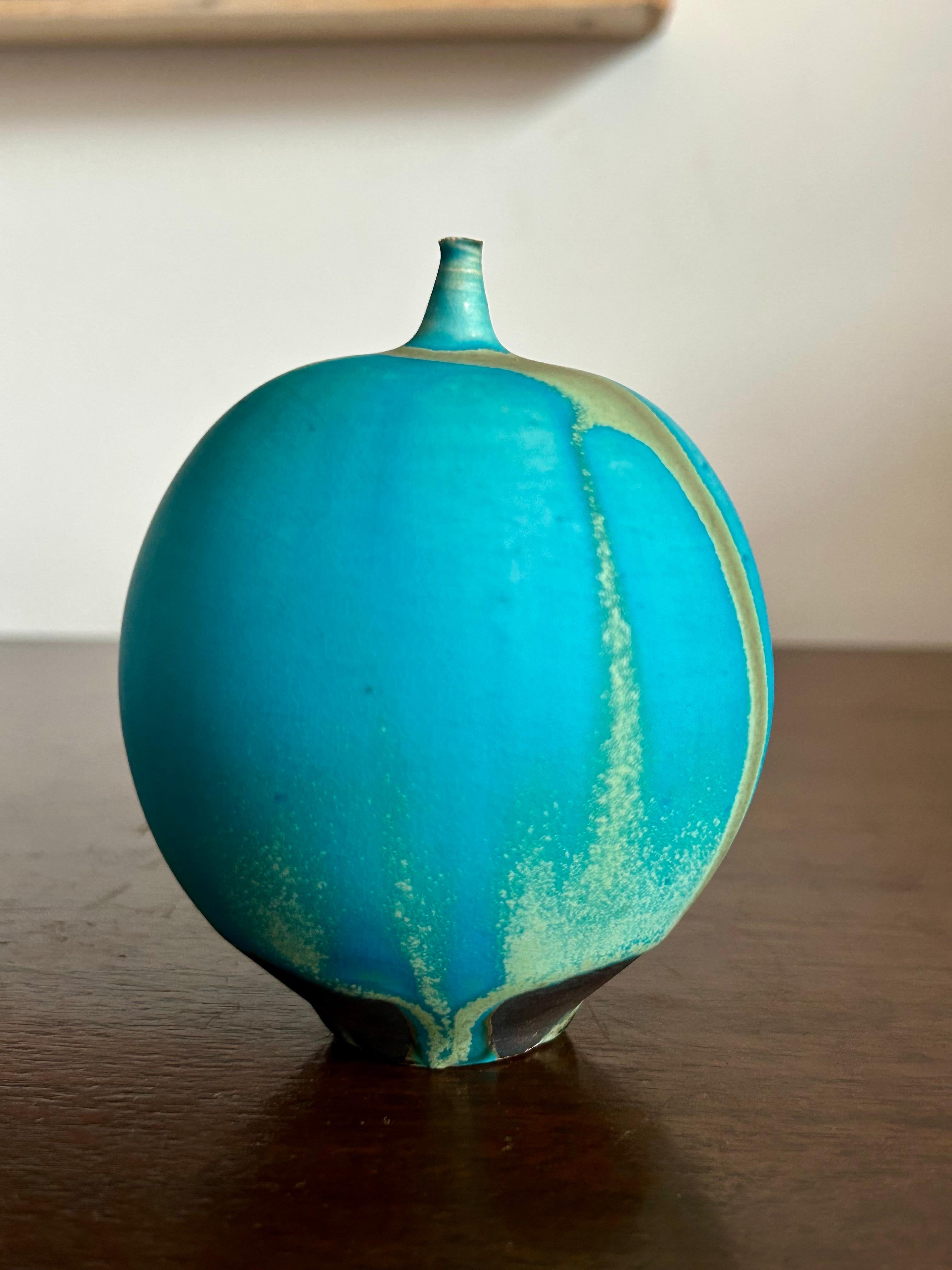 Vaso di erbacce blu Robins Egg Vase Rose Cabat in vendita 1