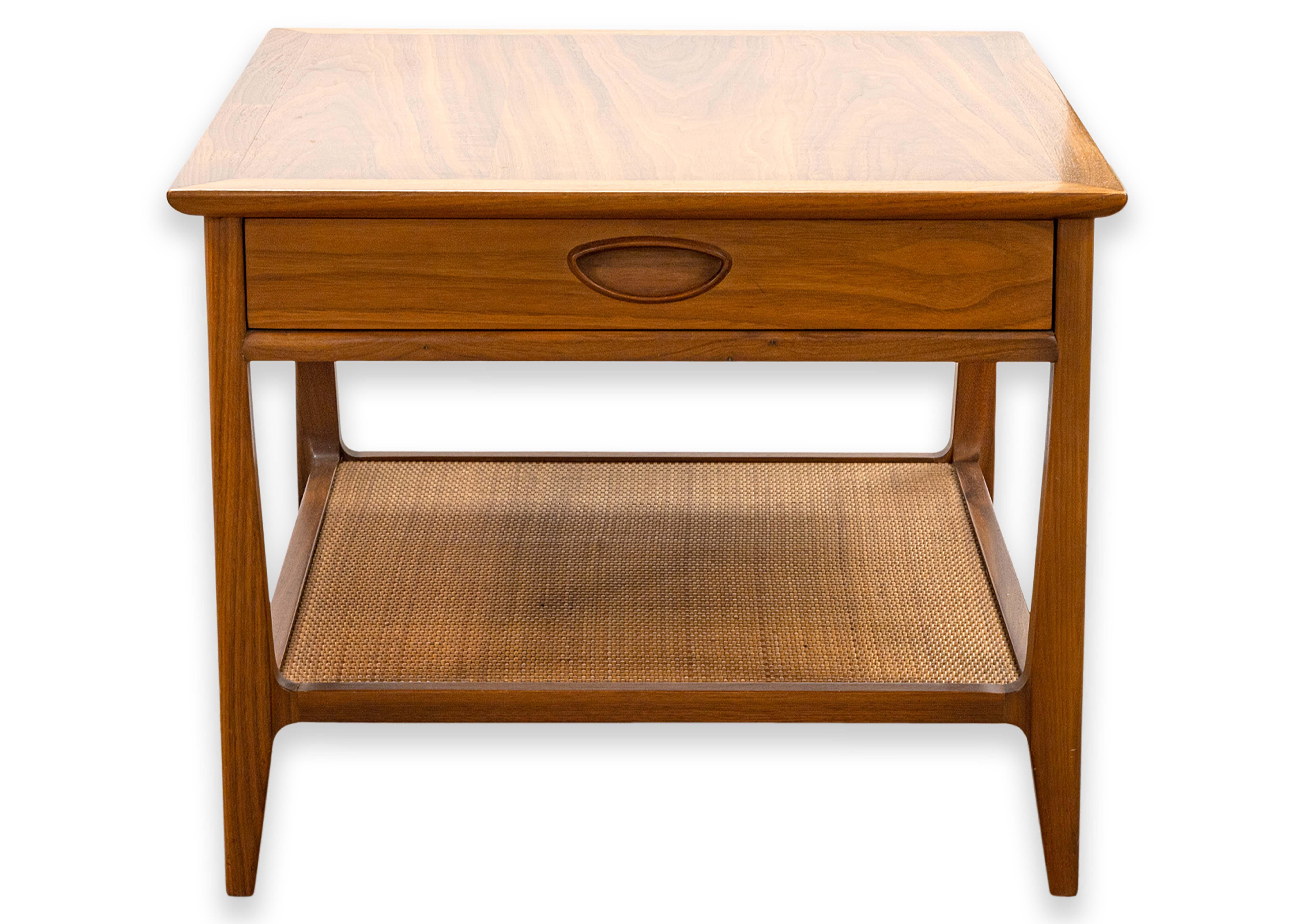 Robinson Furniture Mid Century Modern Beistelltisch aus Nussbaumholz und Rattan im Angebot 3