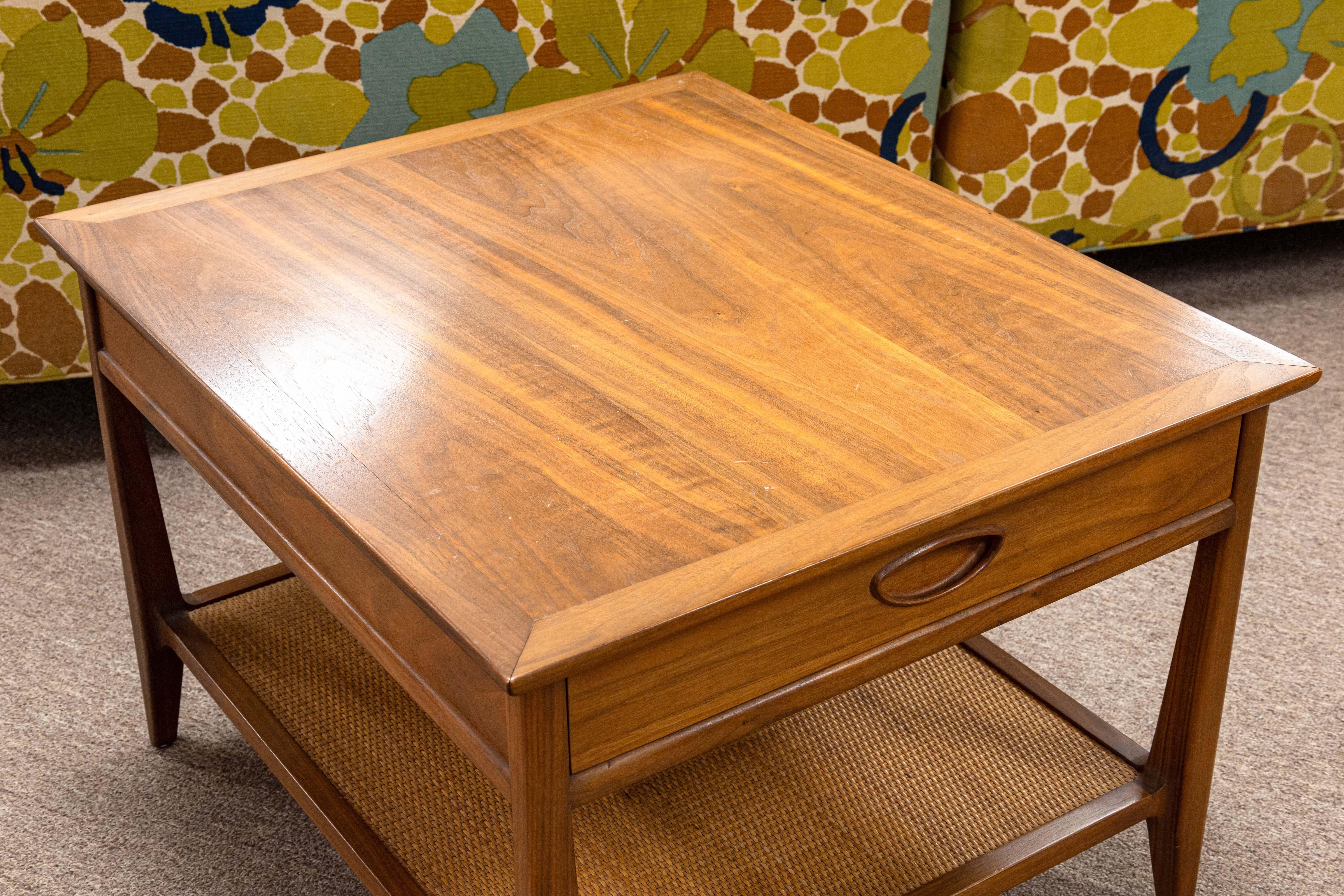 Ein Beistelltisch von Robinson Furniture. Dieser hübsche kleine Tisch ist aus Walnussholz gefertigt und hat ein klassisches, modernes Design aus der Mitte des Jahrhunderts. Dieses Stück hat eine schöne Tischplatte mit strukturierter Holzmaserung,