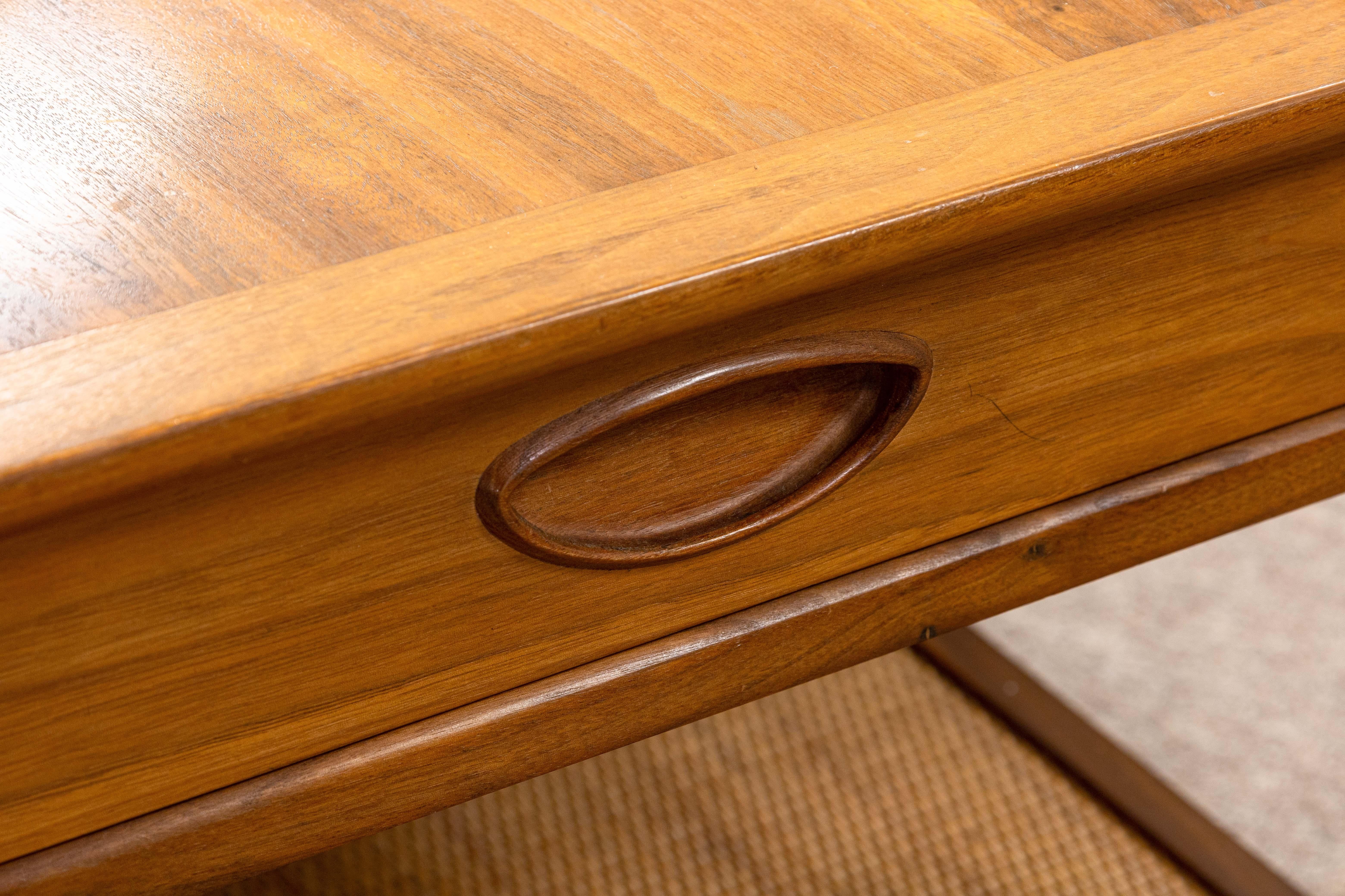 Robinson Furniture Mid Century Modern Beistelltisch aus Nussbaumholz und Rattan (amerikanisch) im Angebot