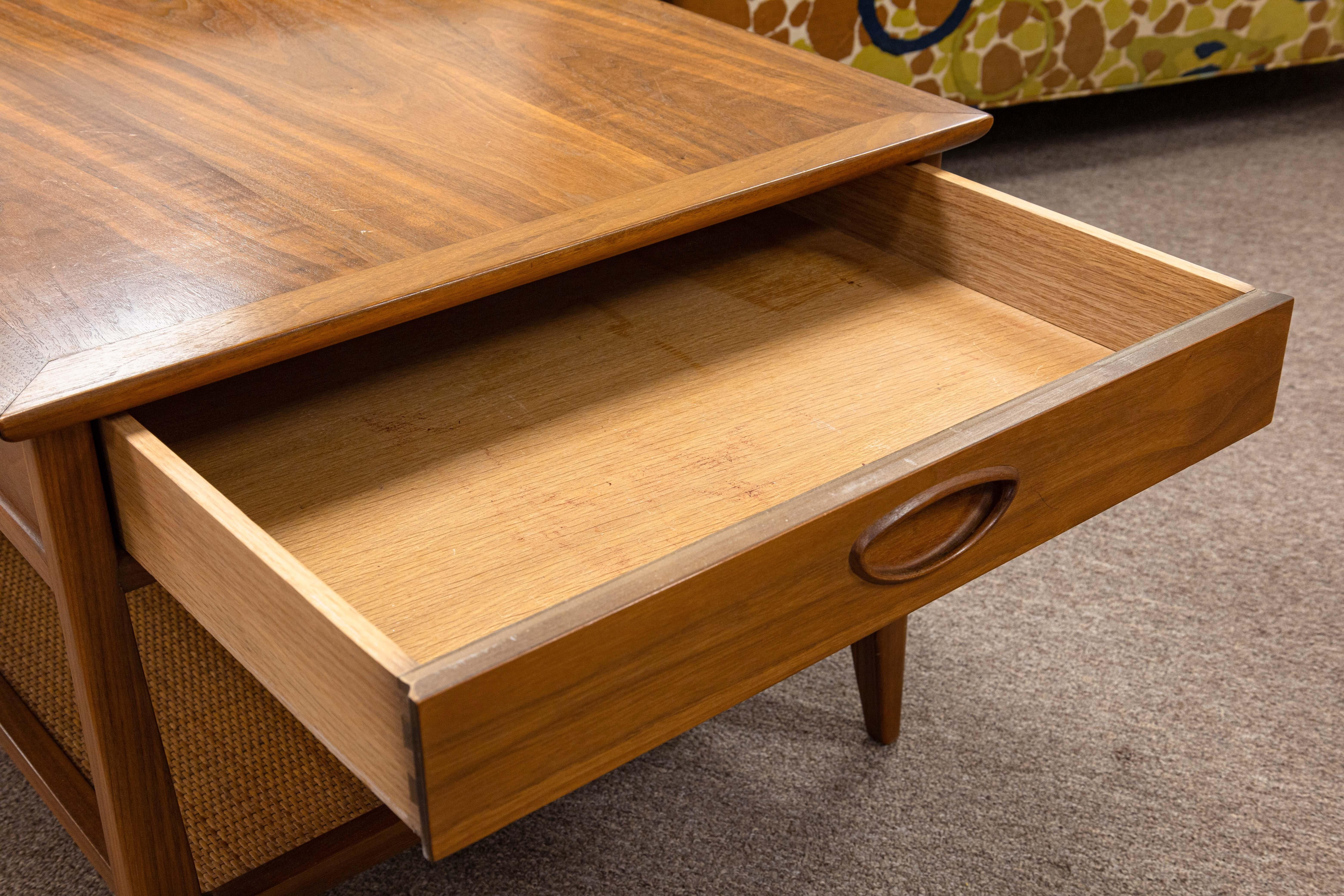 Robinson Furniture Mid Century Modern Beistelltisch aus Nussbaumholz und Rattan im Zustand „Gut“ im Angebot in Keego Harbor, MI