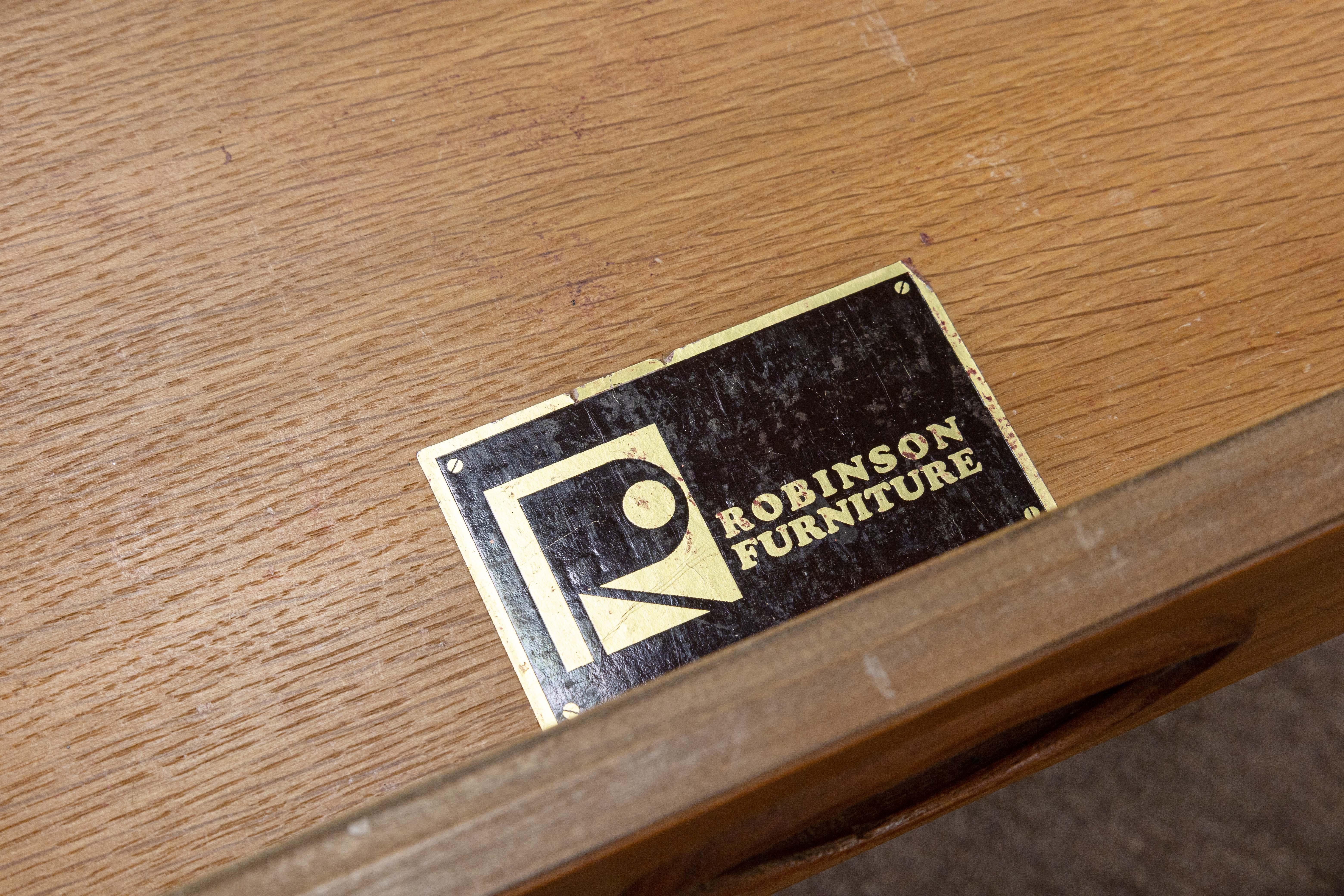 Robinson Furniture Mid Century Modern Beistelltisch aus Nussbaumholz und Rattan (20. Jahrhundert) im Angebot