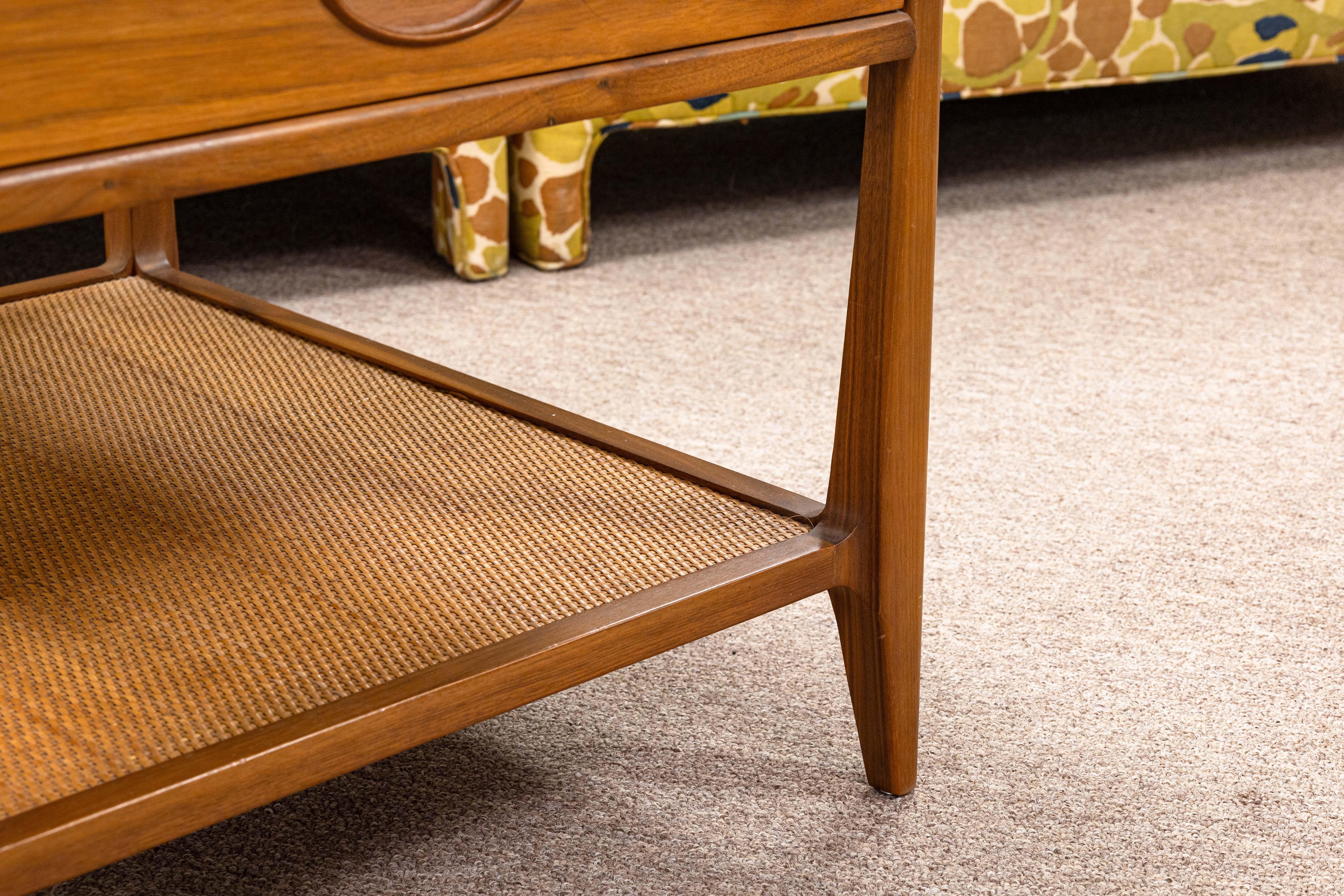 Robinson Furniture Mid Century Modern Beistelltisch aus Nussbaumholz und Rattan (Walnuss) im Angebot