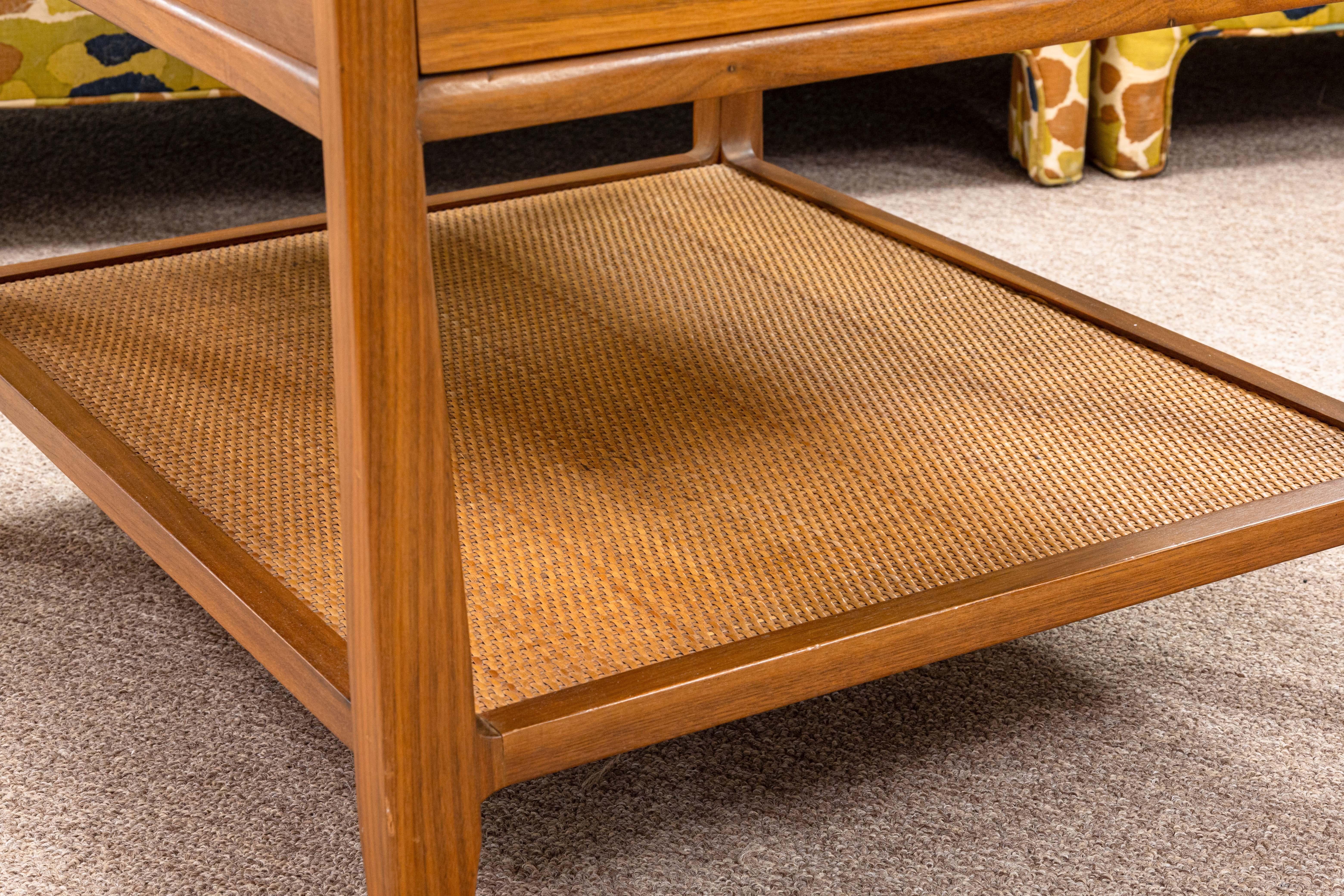 Robinson Furniture Mid Century Modern Beistelltisch aus Nussbaumholz und Rattan im Angebot 1