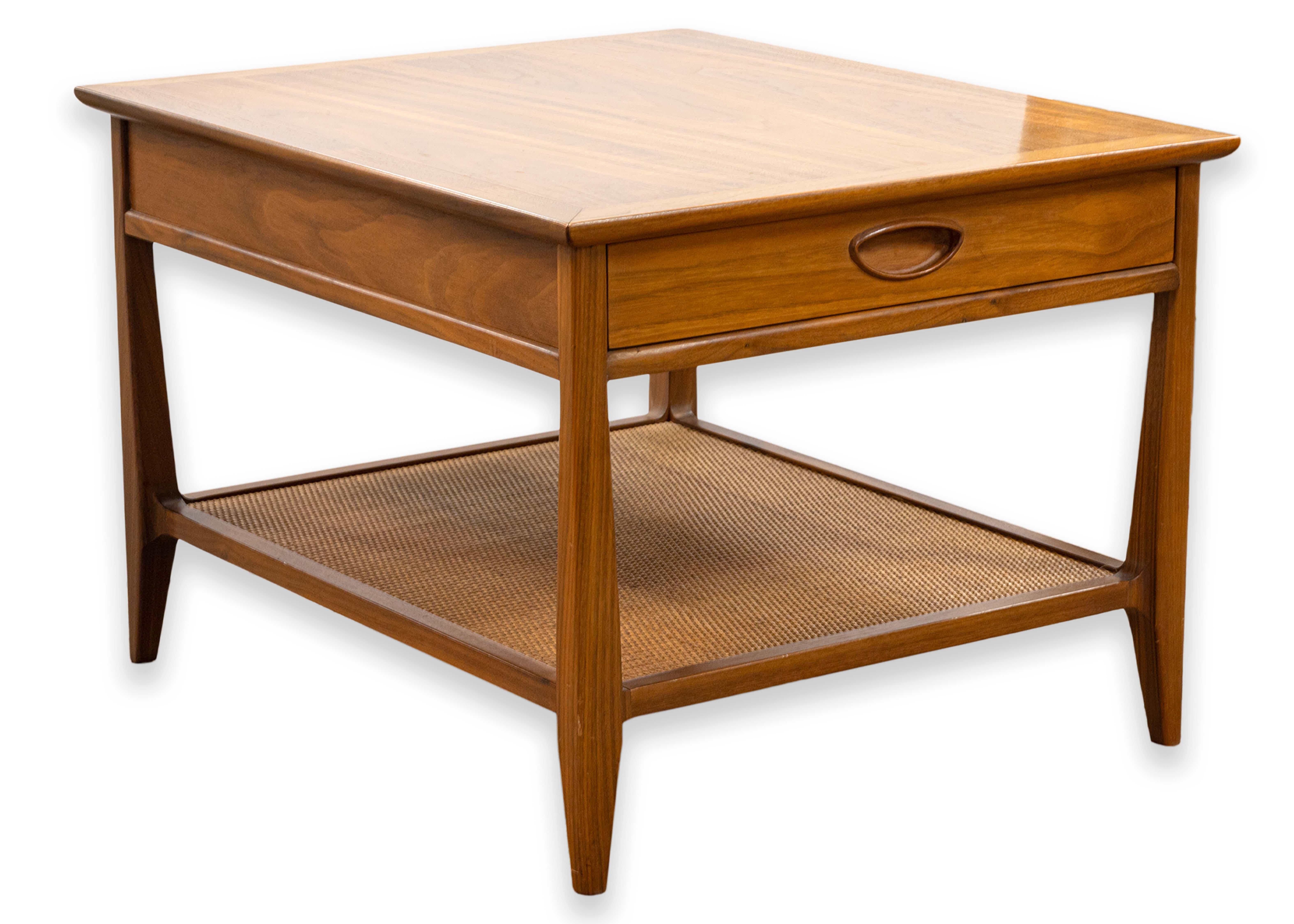 Robinson Furniture Mid Century Modern Beistelltisch aus Nussbaumholz und Rattan im Angebot 2