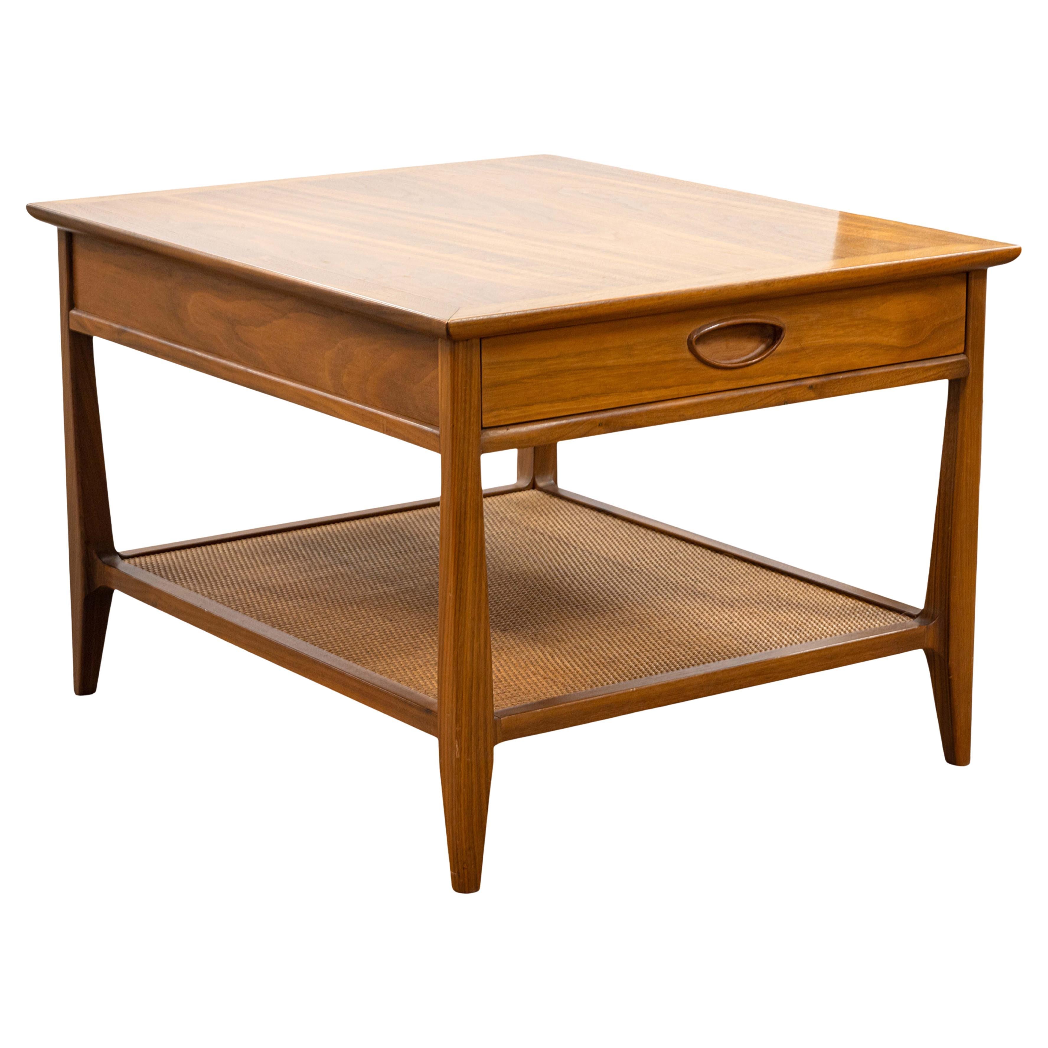 Robinson Furniture Mid Century Modern Beistelltisch aus Nussbaumholz und Rattan im Angebot