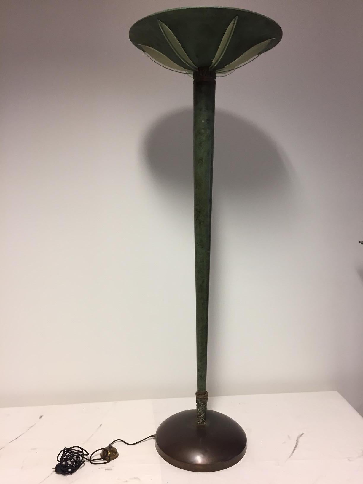 Art Deco floor light created for ROBJ Paris, post in hand painted (Marbled) wood with bronze details on the bottom and top, total height 172cm, total weight 20 kg, cable length 3,05cm, top lamp shell brass painted in green diameter meter 60cm with