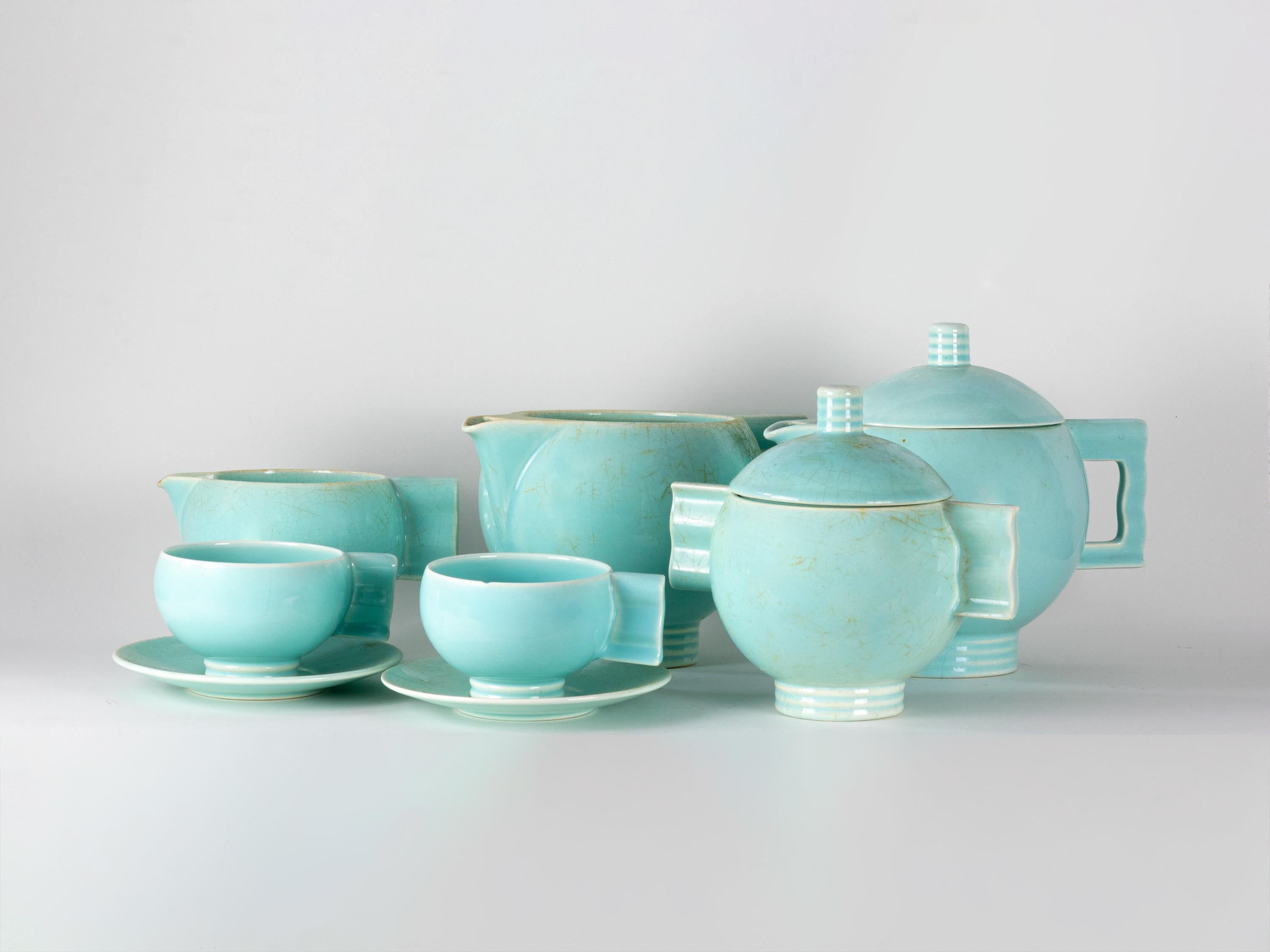 A tête à tête tea set in green, each stamped Import de/ Robj / Paris / Luxembourg. 

Red labels on the base with the Evaluator assessment. 

Set: 2 cups 
2 dishes 
1 sugar bowl 
2 milkmaid 
1 teapot 

Robj was a French company that produced ceramics