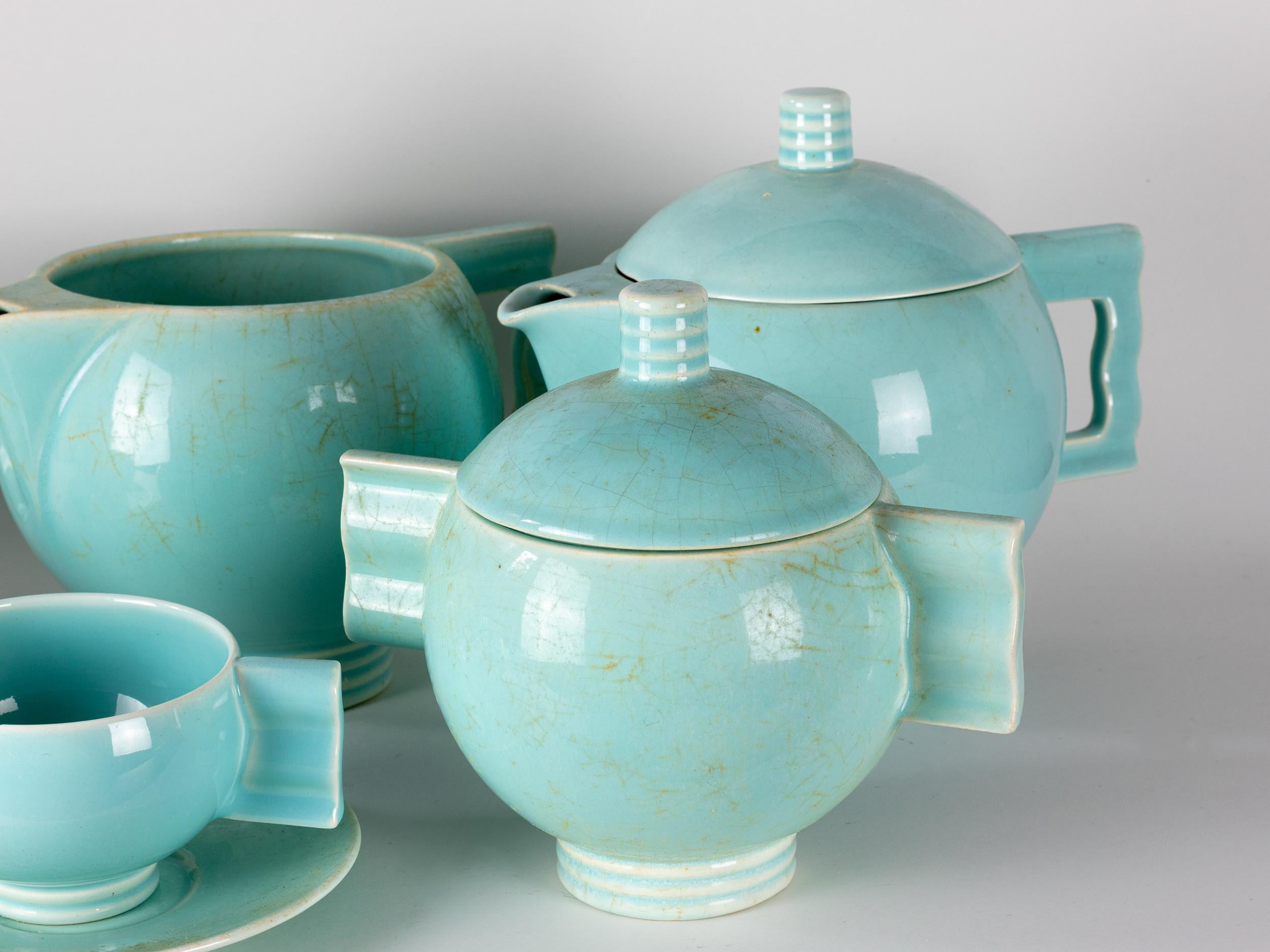 A tête à tête tea set in green, each stamped Import de/ Robj / Paris / Luxembourg. 

Red labels on the base with the Evaluator assessment. 

Set: 2 cups 
2 dishes 
1 sugar bowl 
2 milkmaid 
1 teapot 

Robj was a French company that produced ceramics