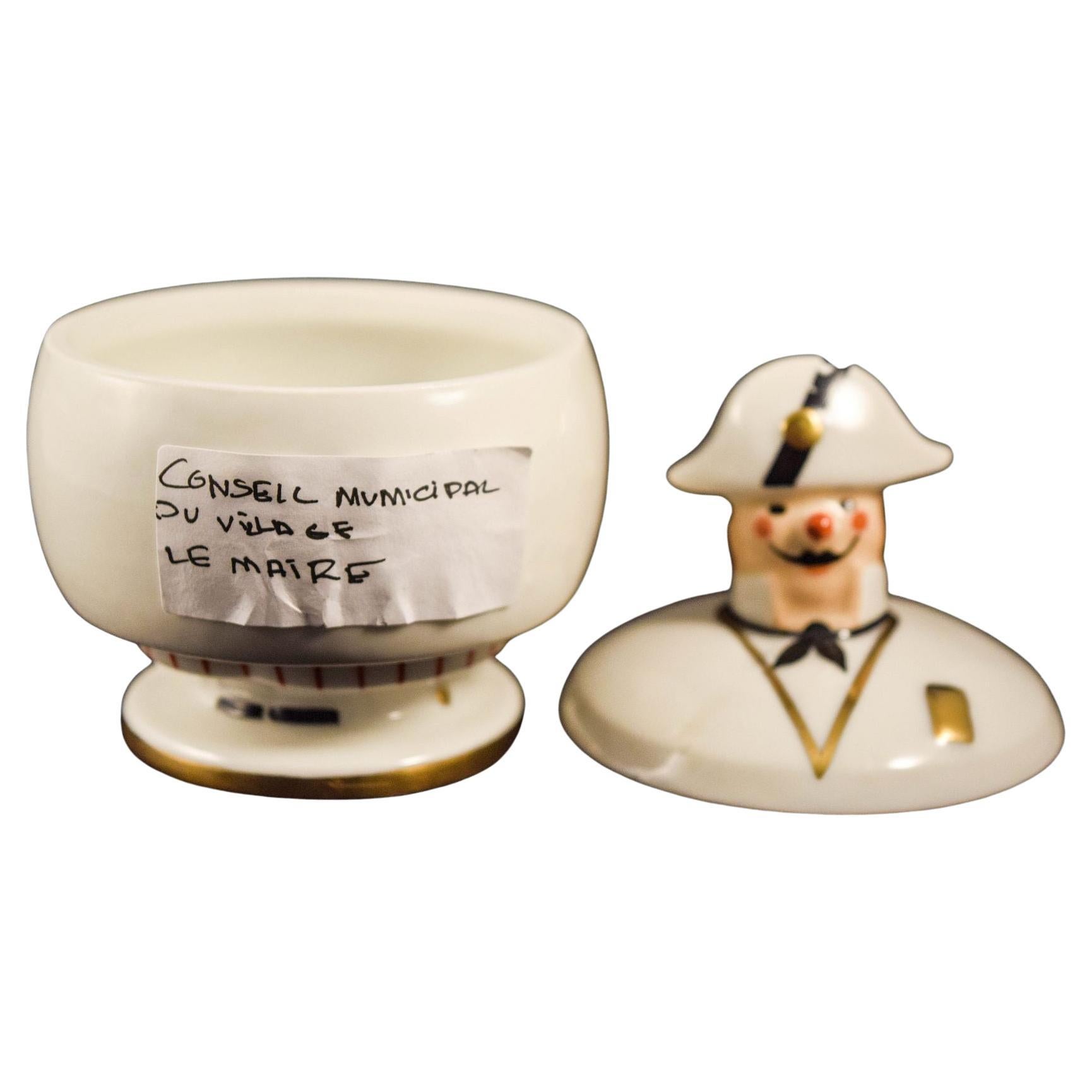 Jolie jarre en porcelaine ROBJ et son couvercle
Paris Village Counsel peint en couleurs
et modélisé en tant que Le Mayor ( Le Maire )
Surligné en doré
signé ROBJ Paris Made in France
Excellent état 
13 cm / 52 Haut
Expédition £50
