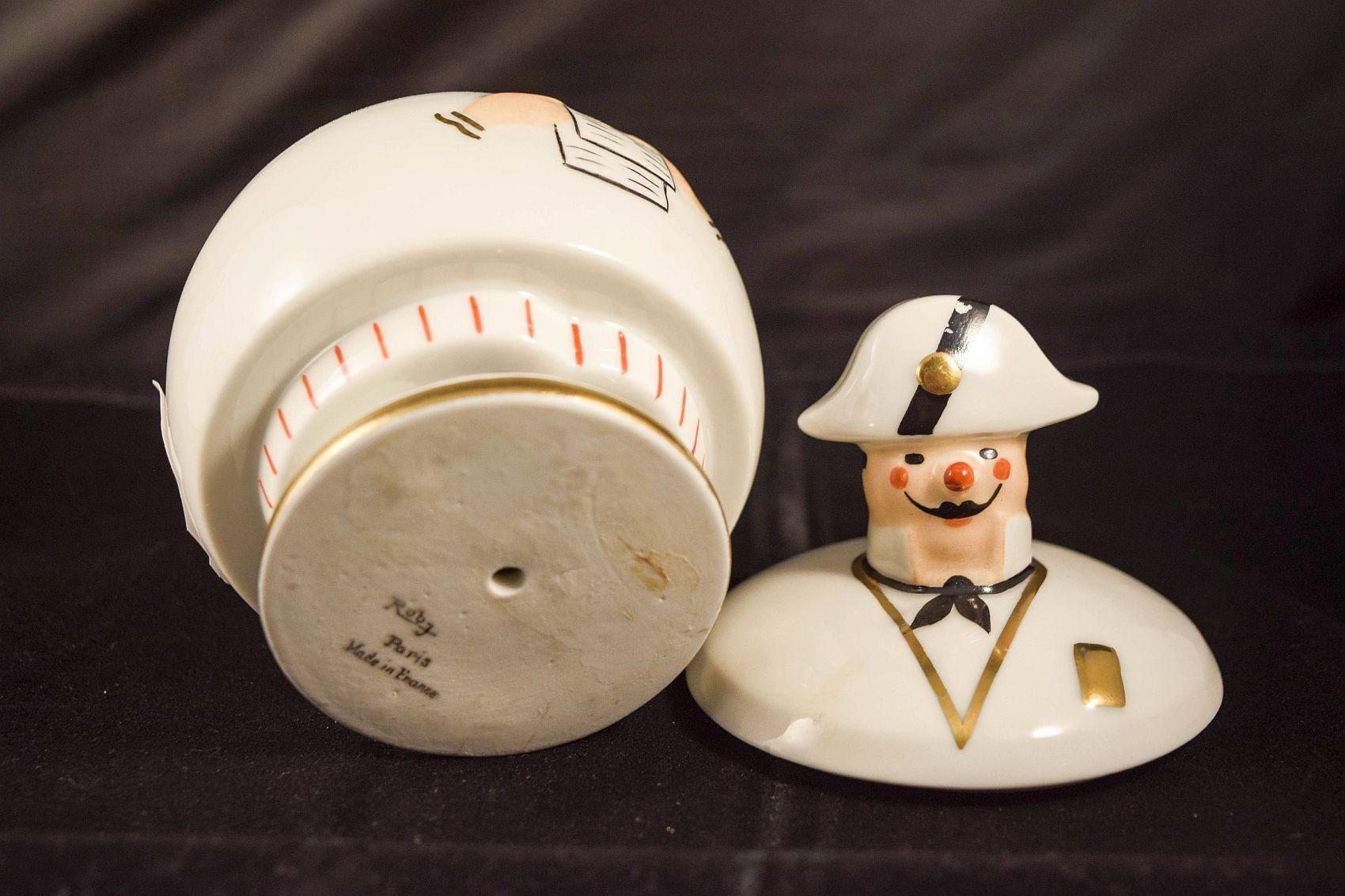 Artisan ROBJ Paris Village counsel porcelaine Jarre et couvercle en vente