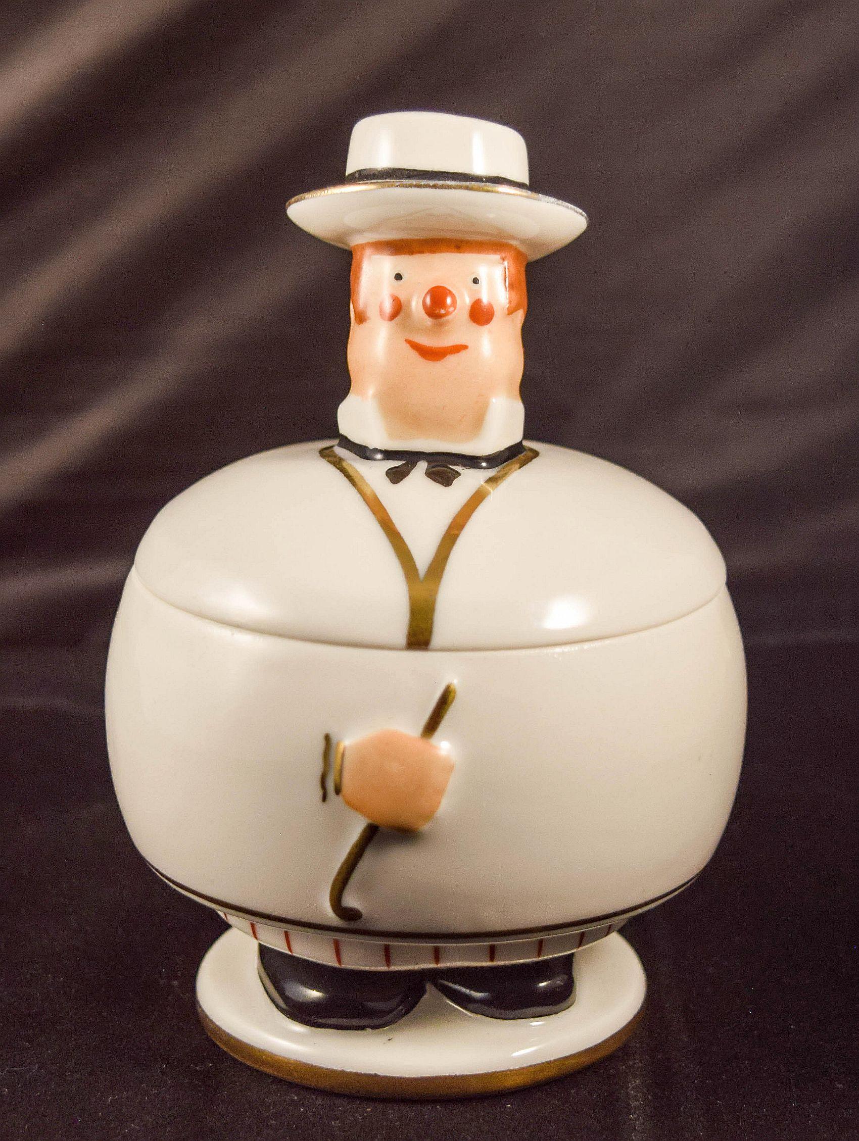 Jolie jarre en porcelaine ROBJ et son couvercle
Paris Village Counsel peint en couleurs
et modelé comme un Le Bourgeois
Surligné en doré
signé ROBJ Paris Made in France
Excellent état 
13 cm / 52 Haut
Expédition £50
