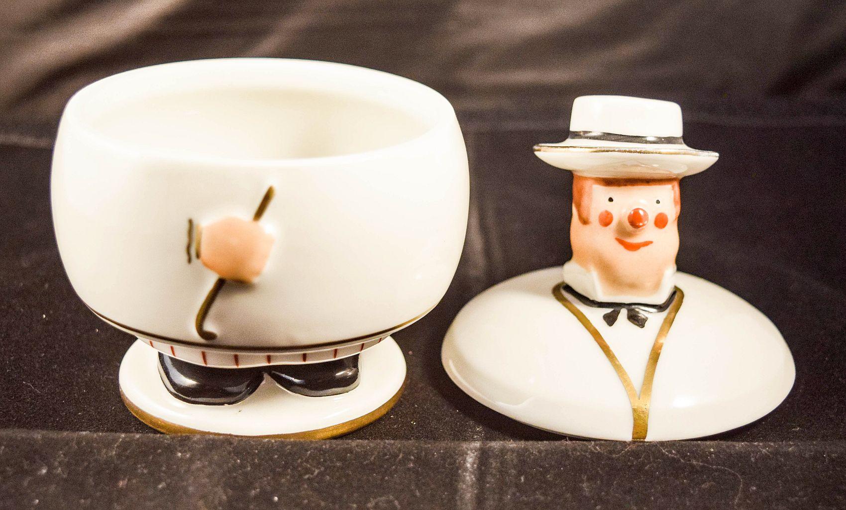 Artisan ROBJ Paris Village Counsel Jarre en porcelaine et couvercle Le Bourgeois en vente