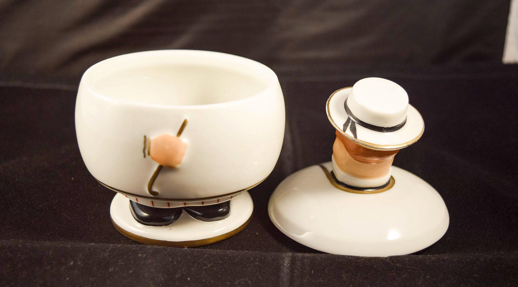 ROBJ Paris Village Counsel Jarre en porcelaine et couvercle Le Bourgeois Excellent état - En vente à London, GB