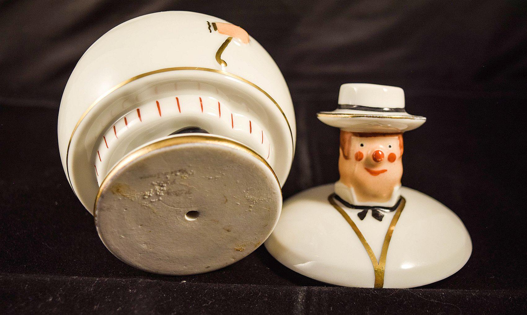 ROBJ Paris Village Counsel Jarre en porcelaine et couvercle Le Bourgeois Unisexe en vente