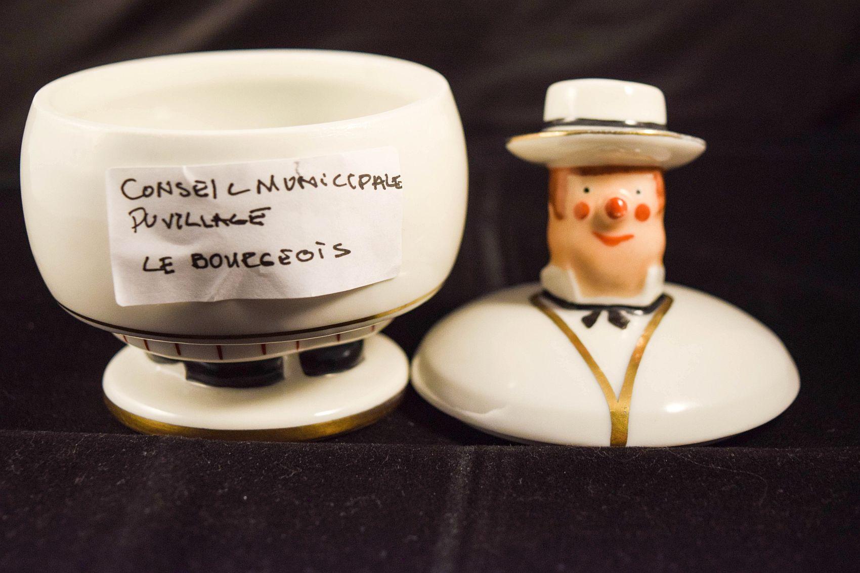 ROBJ Paris Village Counsel Jarre en porcelaine et couvercle Le Bourgeois en vente 1